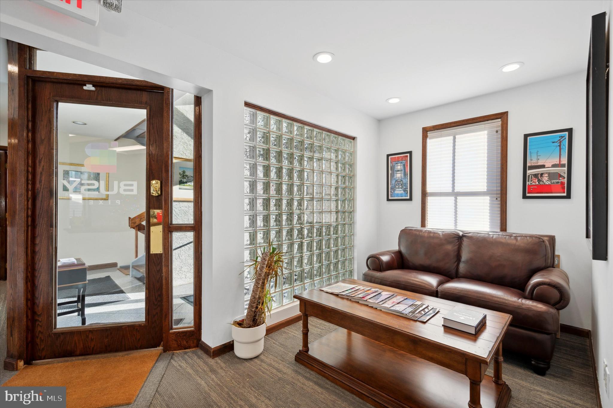 MANOA - Commercial Lease