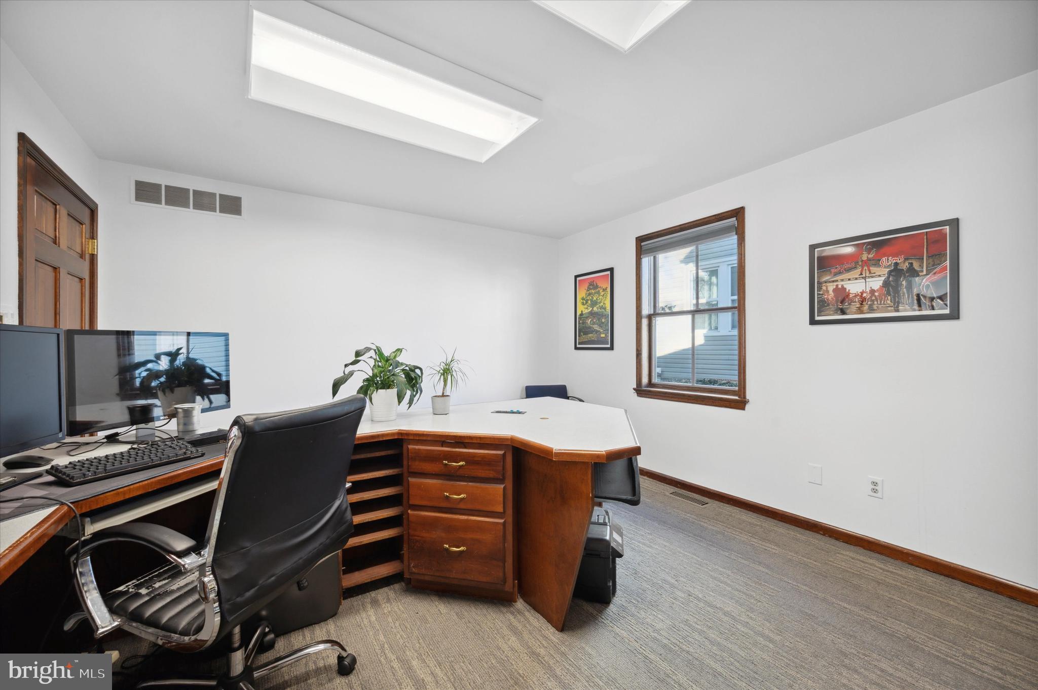 MANOA - Commercial Lease