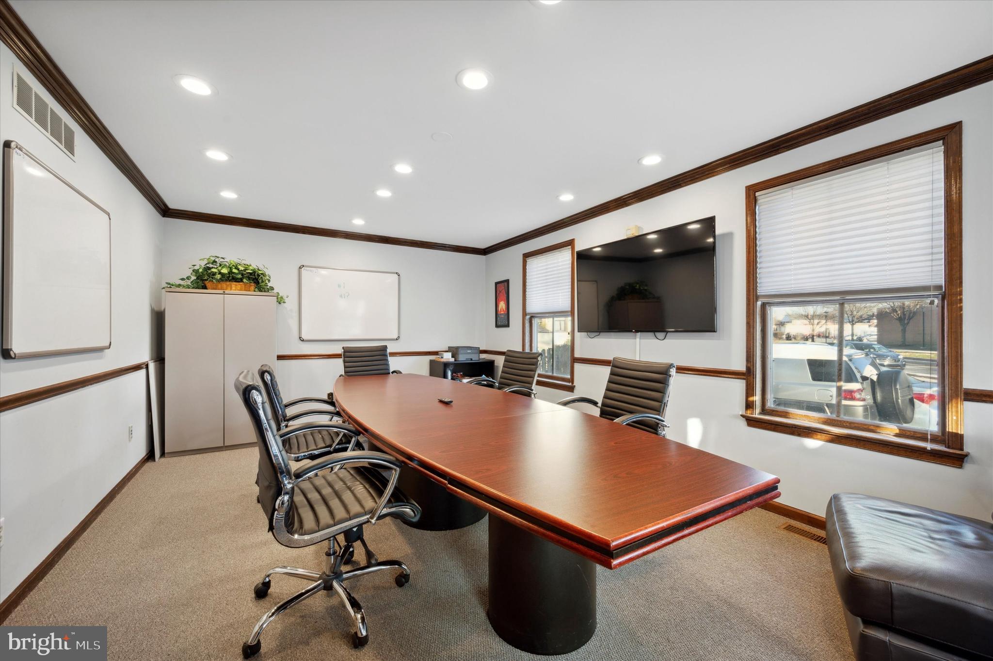 MANOA - Commercial Lease