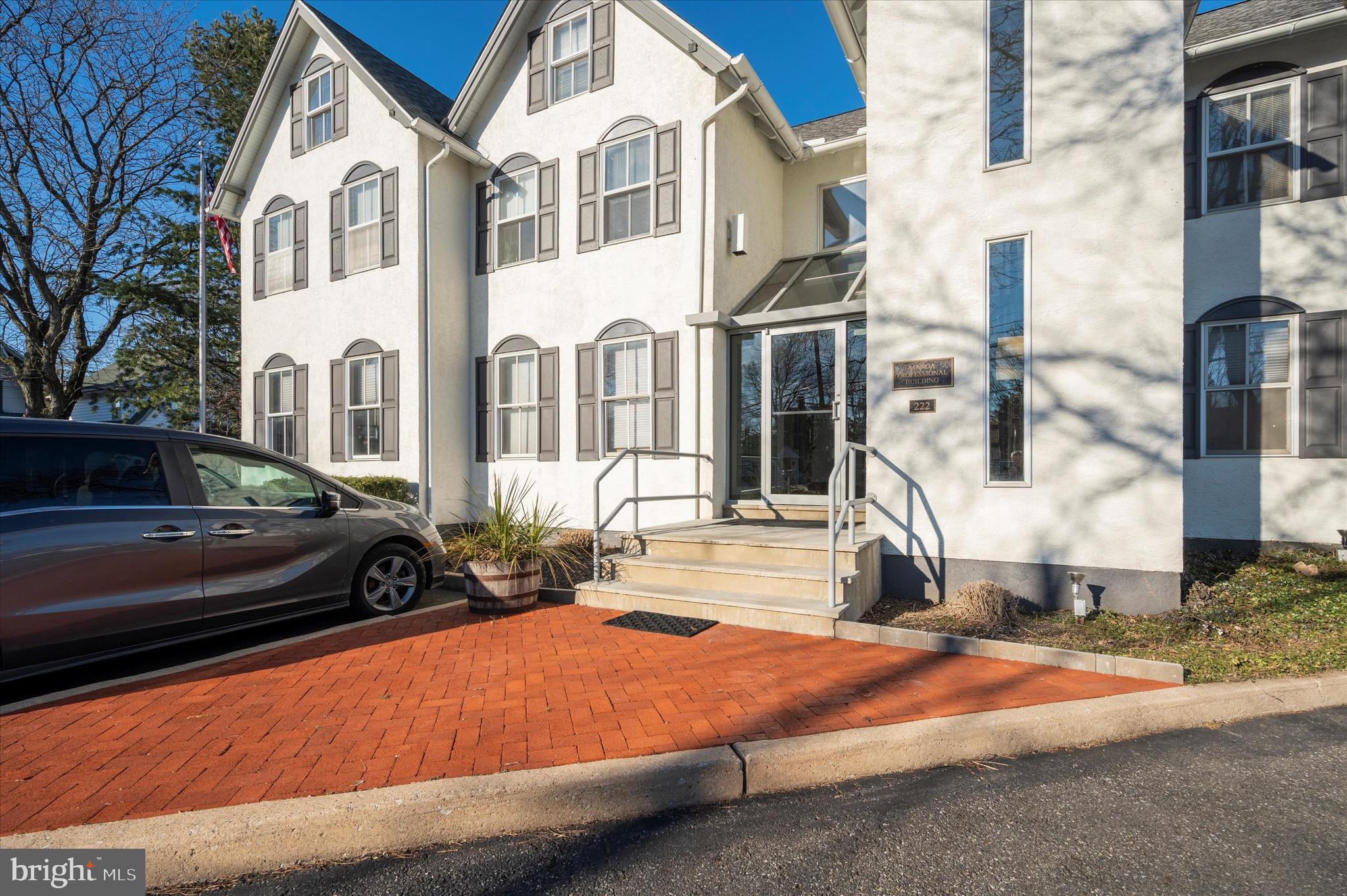 MANOA - Commercial Lease