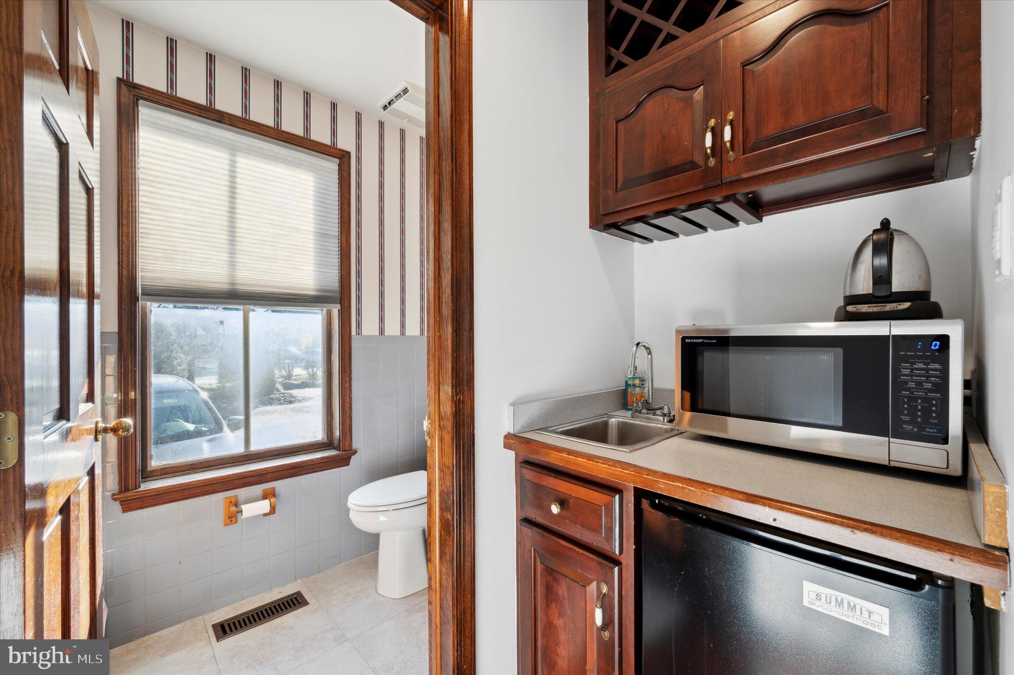 MANOA - Commercial Lease