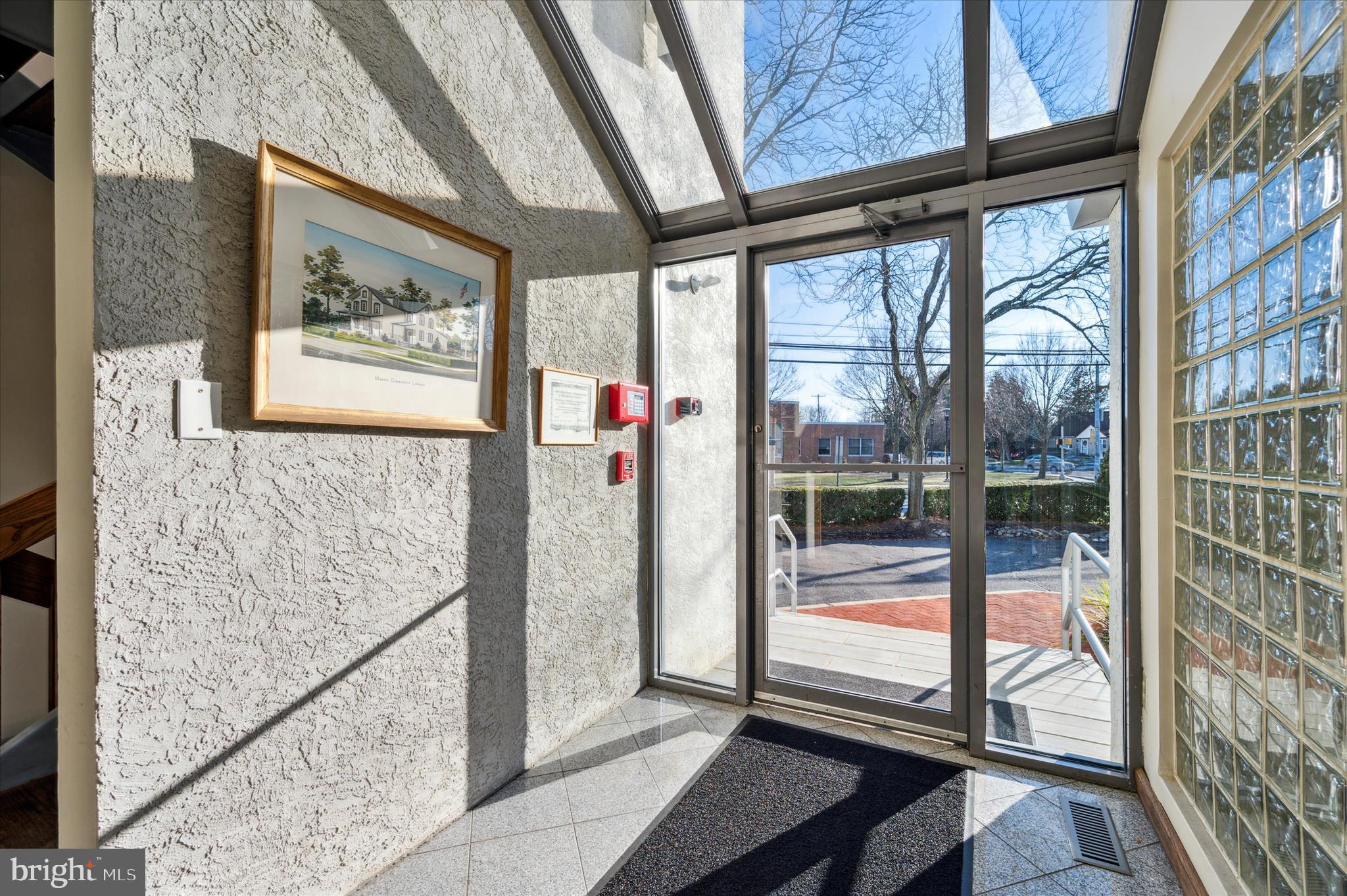 MANOA - Commercial Lease