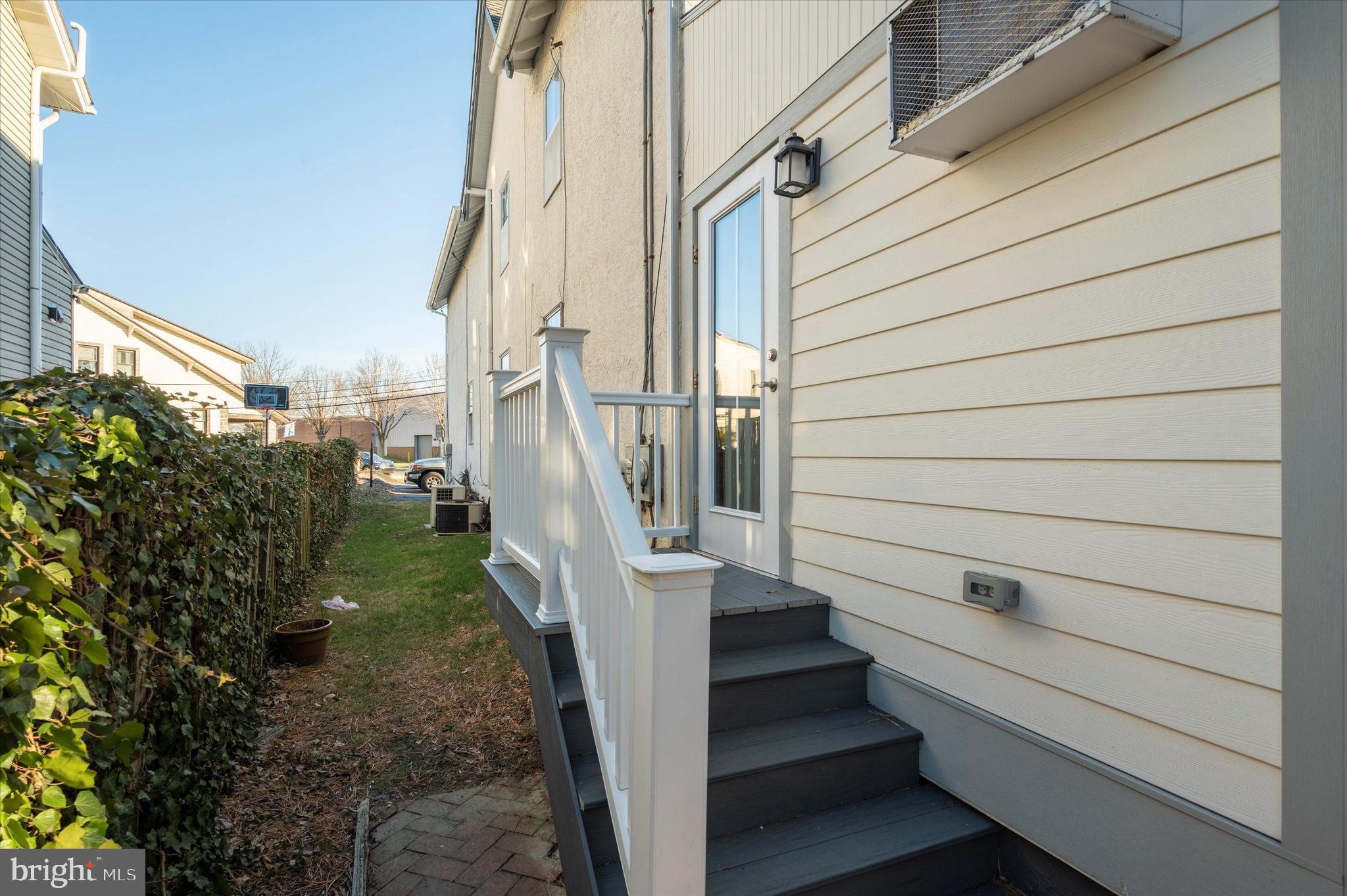 MANOA - Commercial Lease