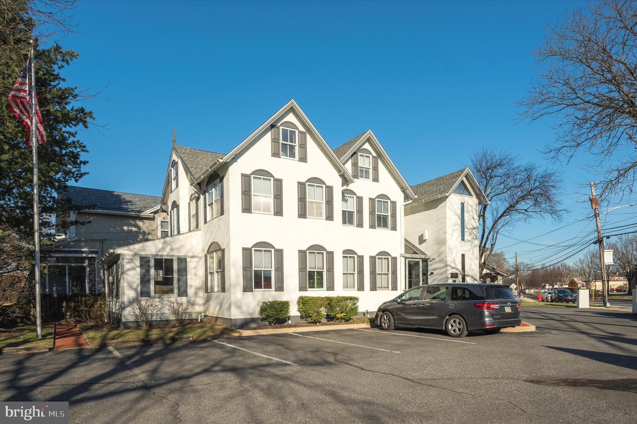 MANOA - Commercial Lease