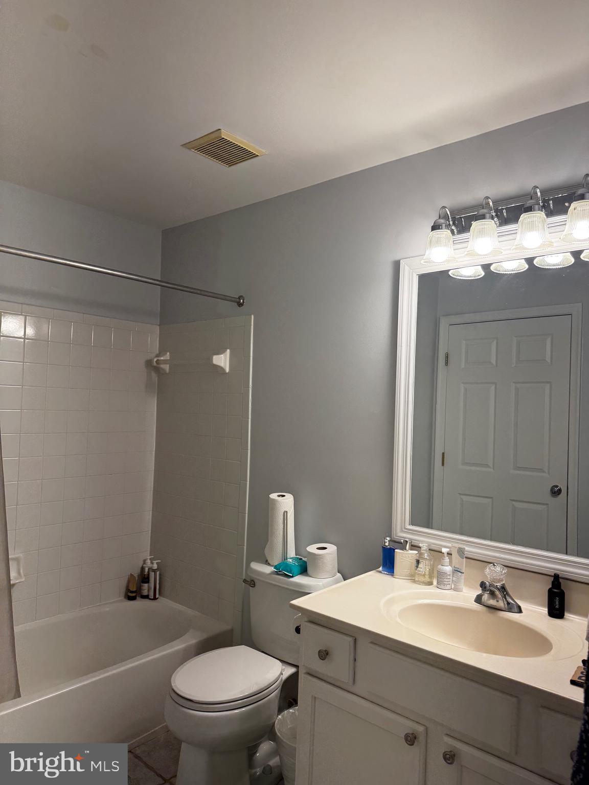 GATEWAY OVERLOOK - Residential Lease