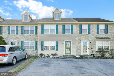 Photo of 452 INDIAN ROCK CIR, ELIZABETHTOWN, PA 17022 (MLS # PALA2029238)