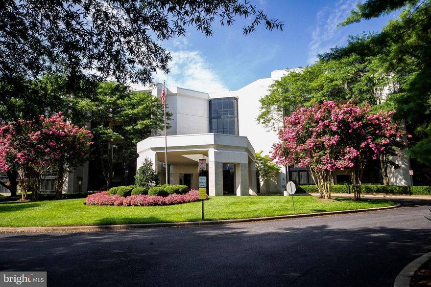 SUNNY 2 BEDROOM OR 1 BEDROOM + DEN IN FULL SERVICE BUILDING. SPACIOUS EAT IN KITCHEN, LARGE MASTER BEDROOM WITH HUGE WALK IN CLOSET & EN SUITE MASTER BATH. LARGE BALCONY OVERLOOKING PICTURESQUE COURTYARD. TONS OF STORAGE IN UNIT + EXTRA STORAGE ROOM IN ATTACHED GARAGE. GARAGE PARKING + VALET! HURRY!!