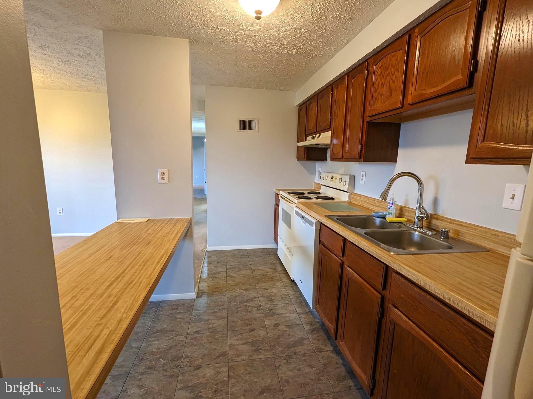 AMBERTOWNE - Residential Lease