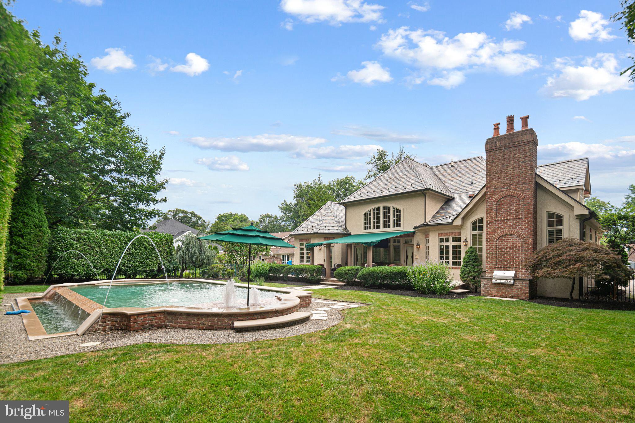 2 LOUCROFT AVENUE