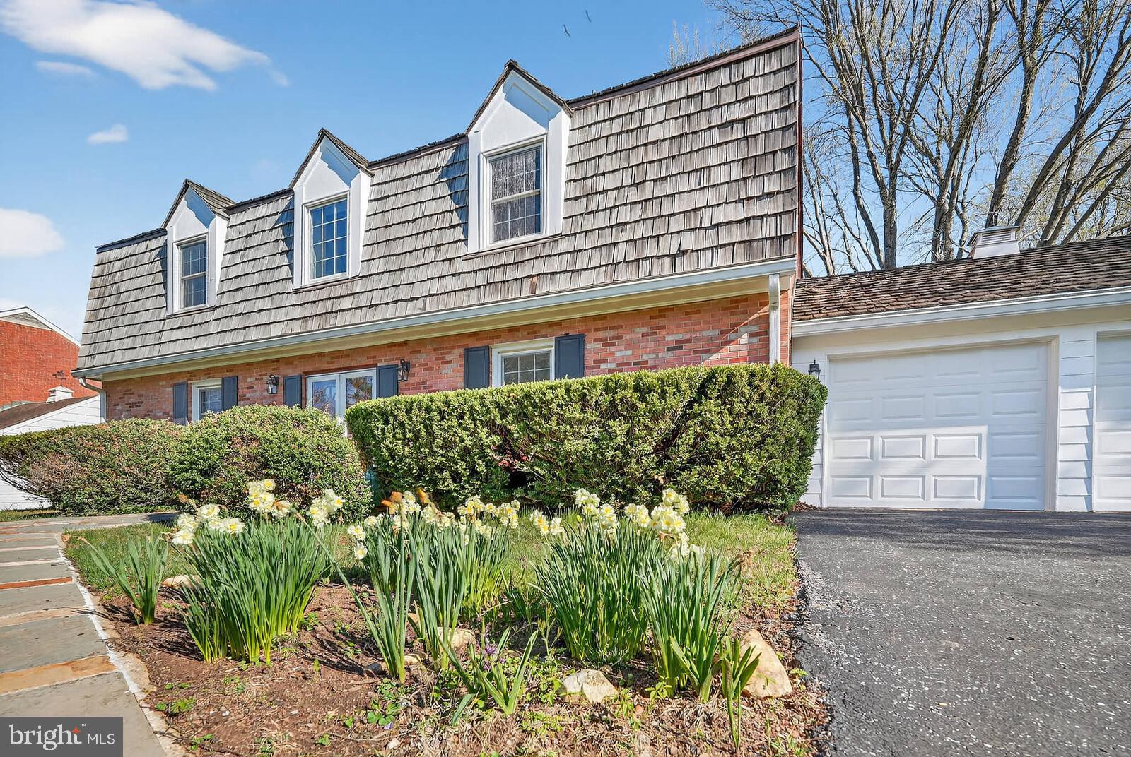 WILLIAMSBURG VILLAGE - Residential