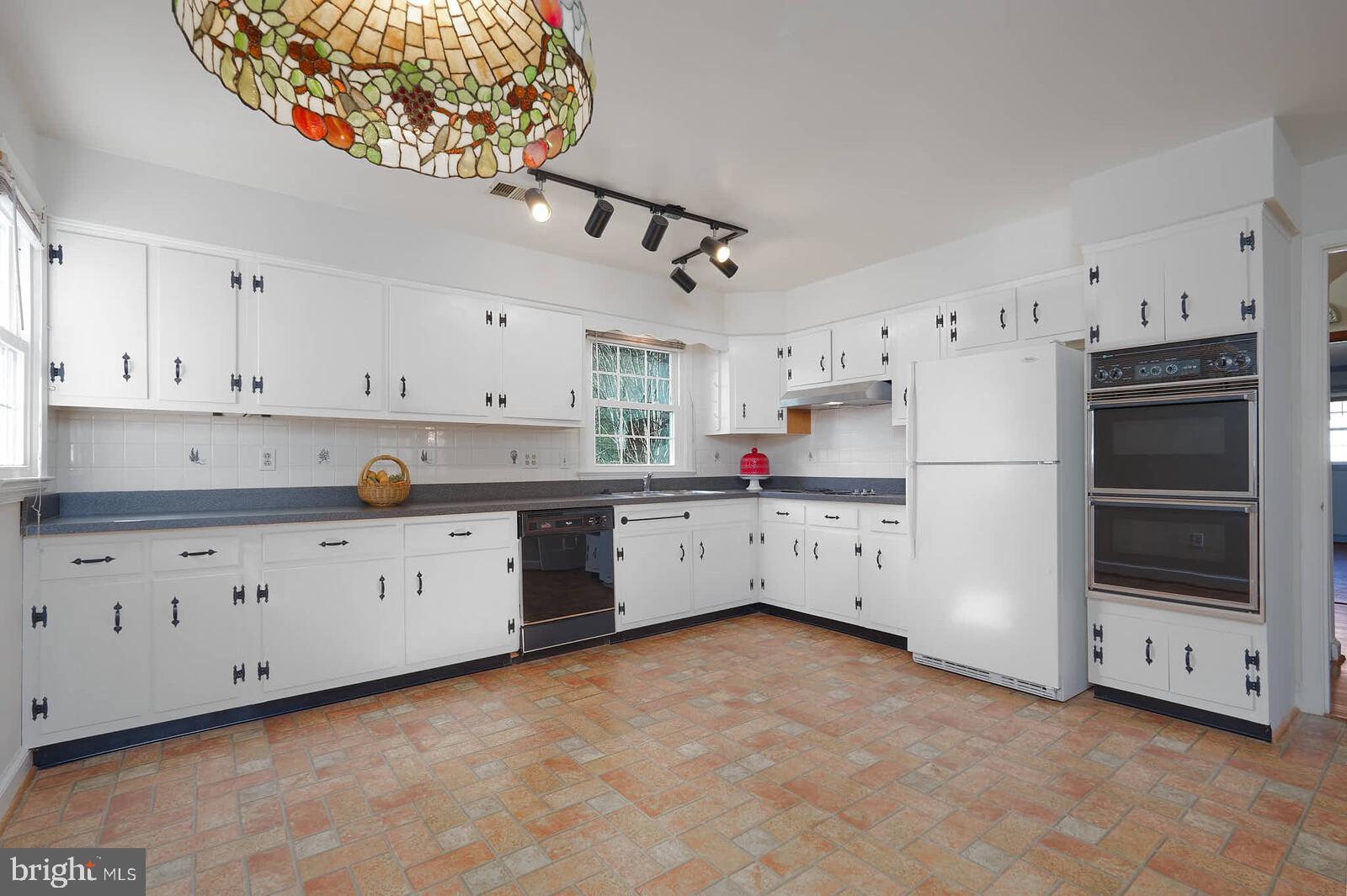 WILLIAMSBURG VILLAGE - Residential