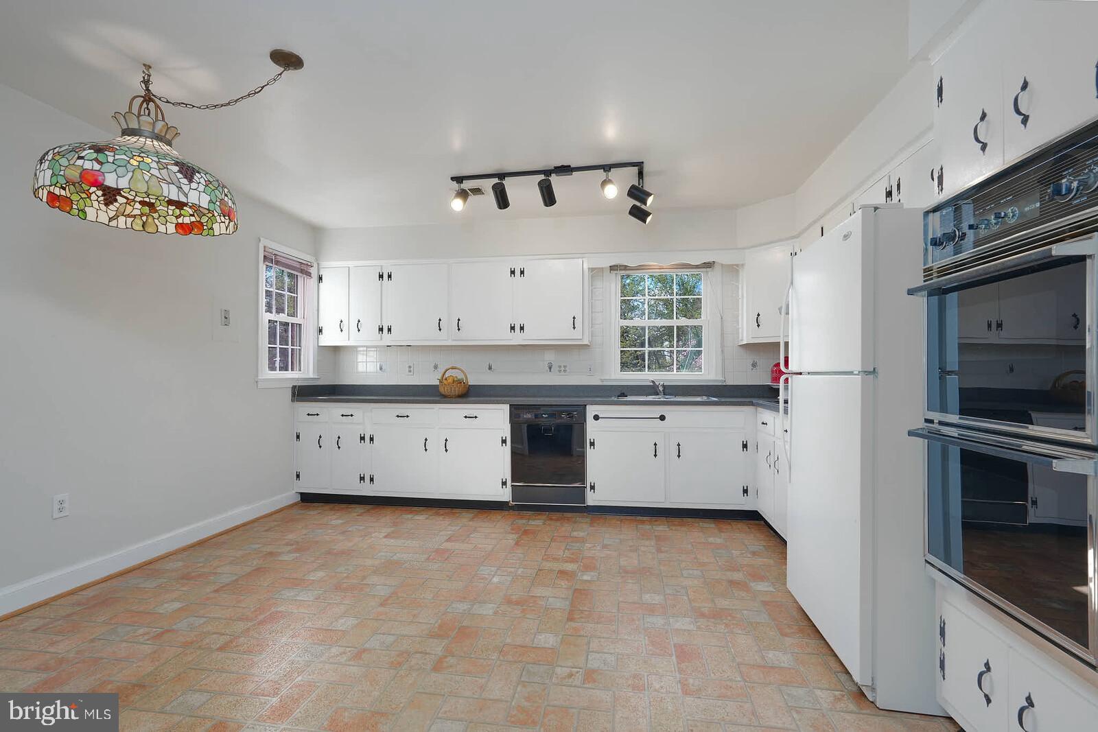 WILLIAMSBURG VILLAGE - Residential