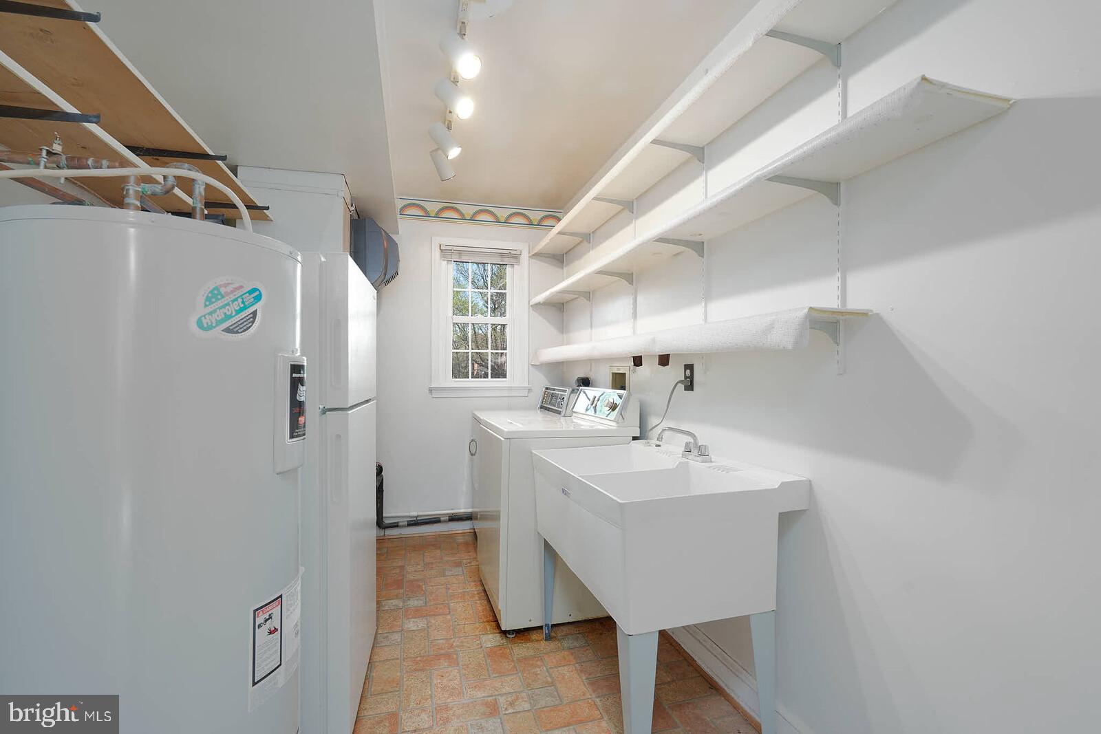 WILLIAMSBURG VILLAGE - Residential