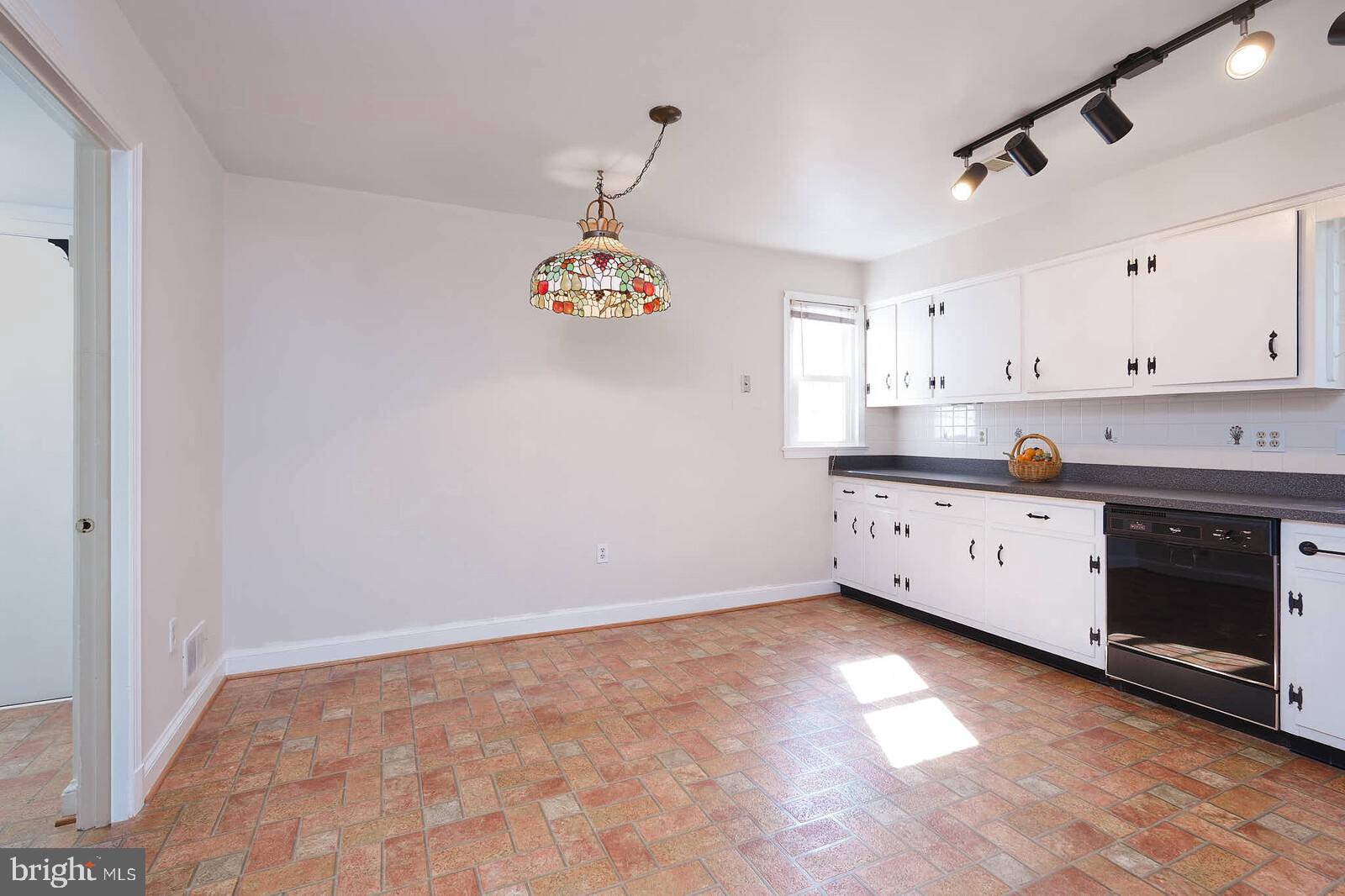 WILLIAMSBURG VILLAGE - Residential