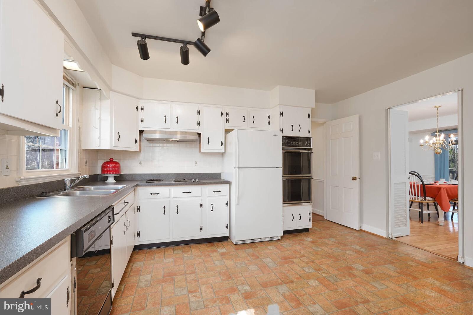 WILLIAMSBURG VILLAGE - Residential