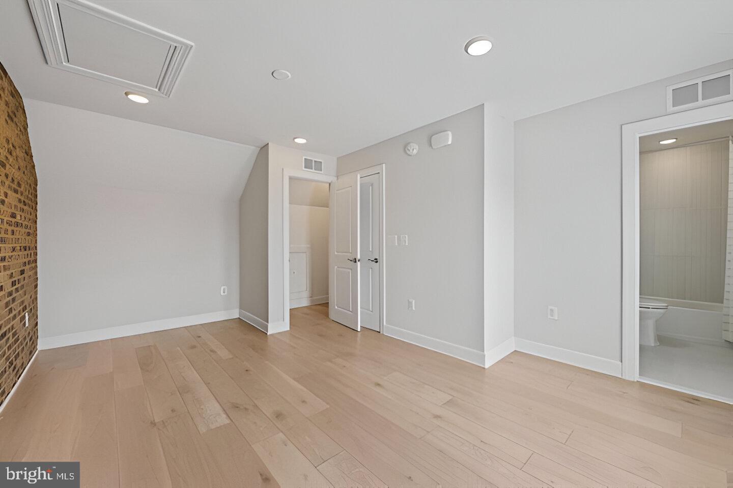 DOMINION TRAIL - Residential Lease