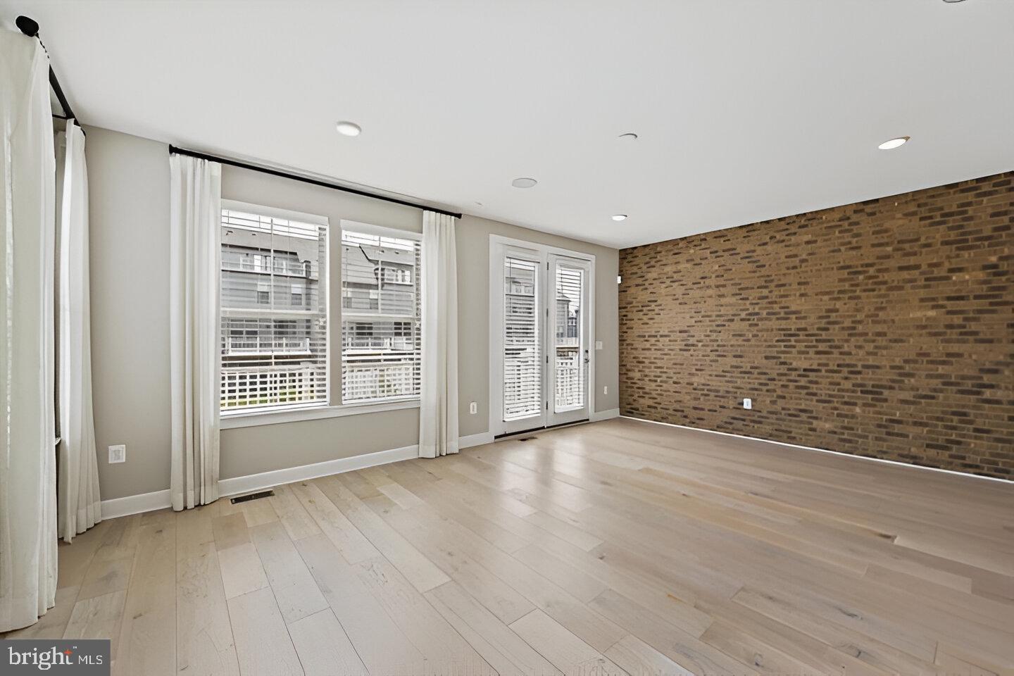 DOMINION TRAIL - Residential Lease