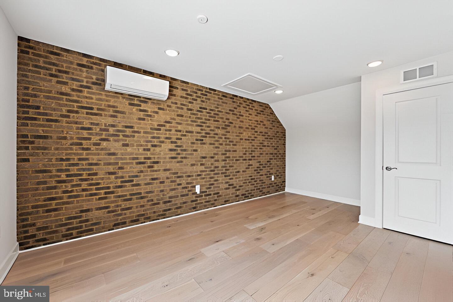 DOMINION TRAIL - Residential Lease