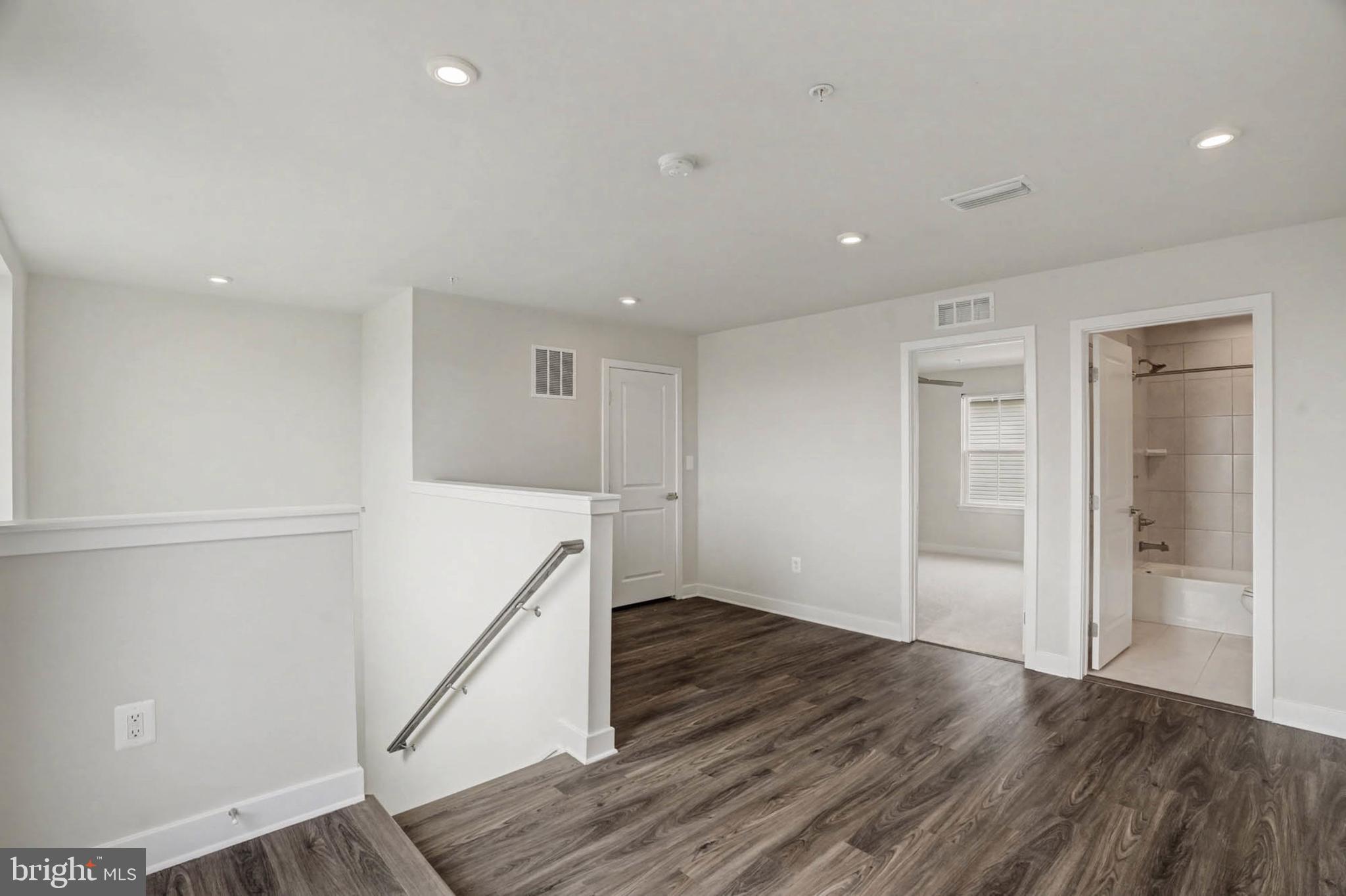 BANNER ROW - Residential