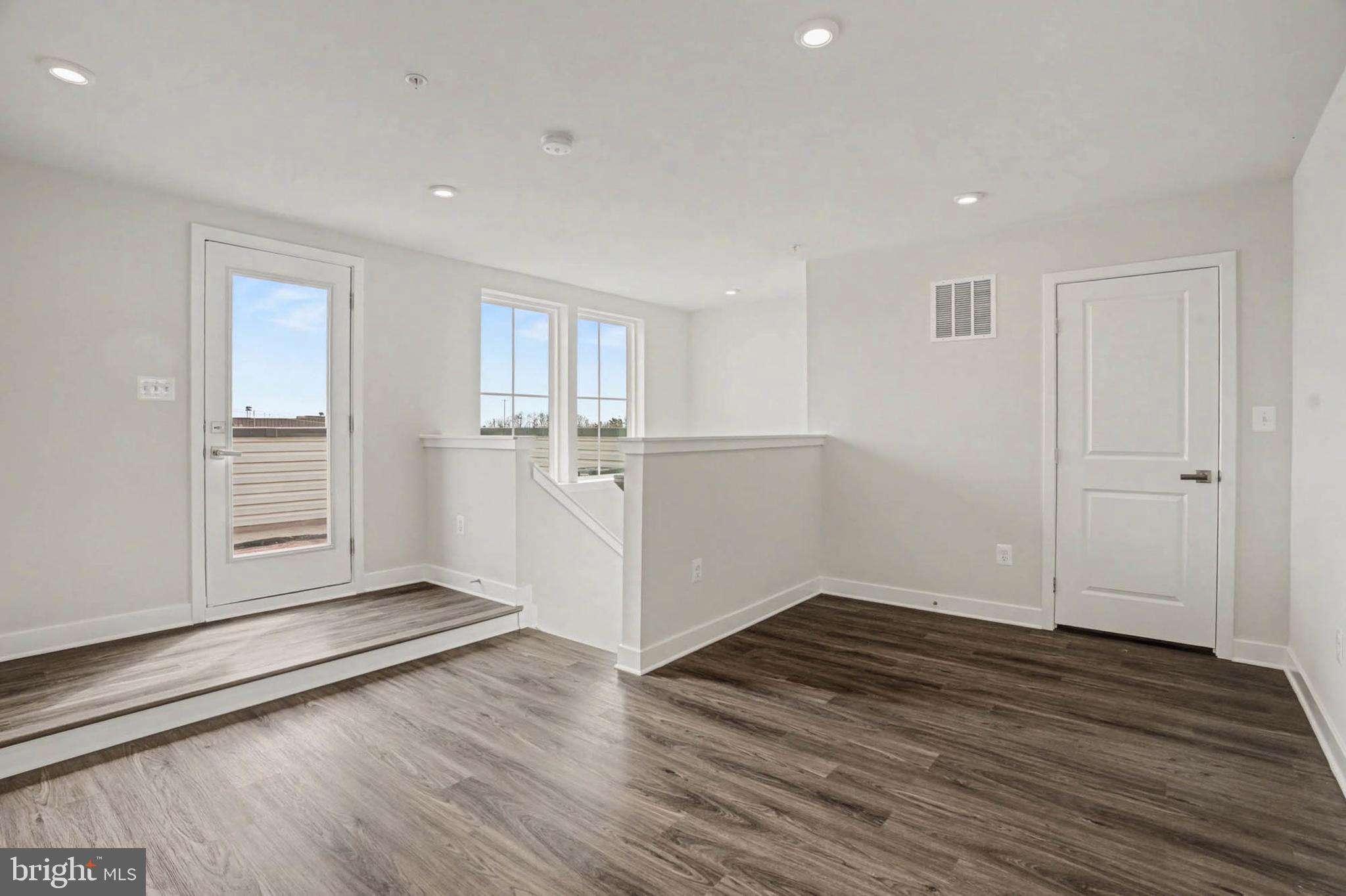 BANNER ROW - Residential