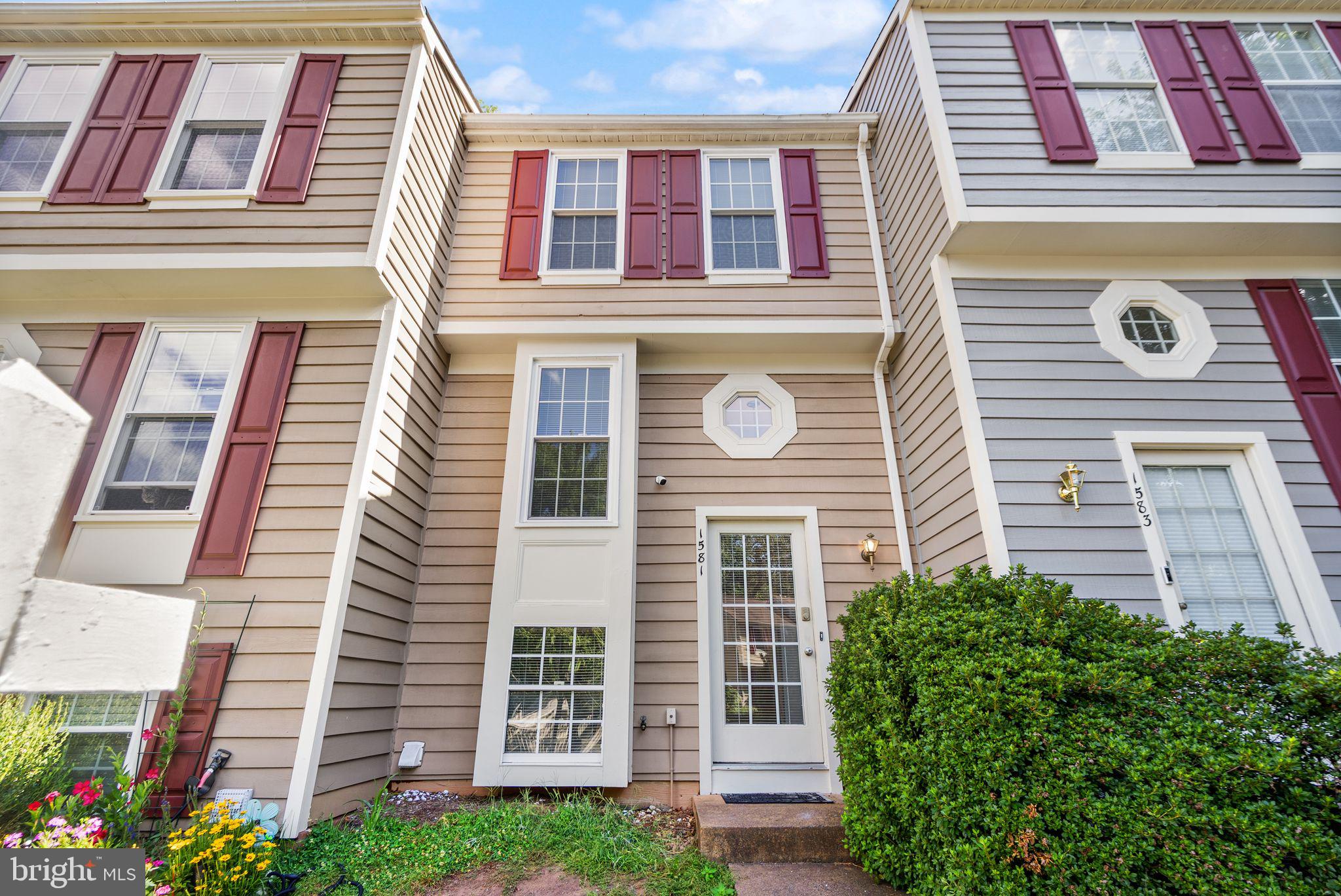 1581 WOODCREST DRIVE