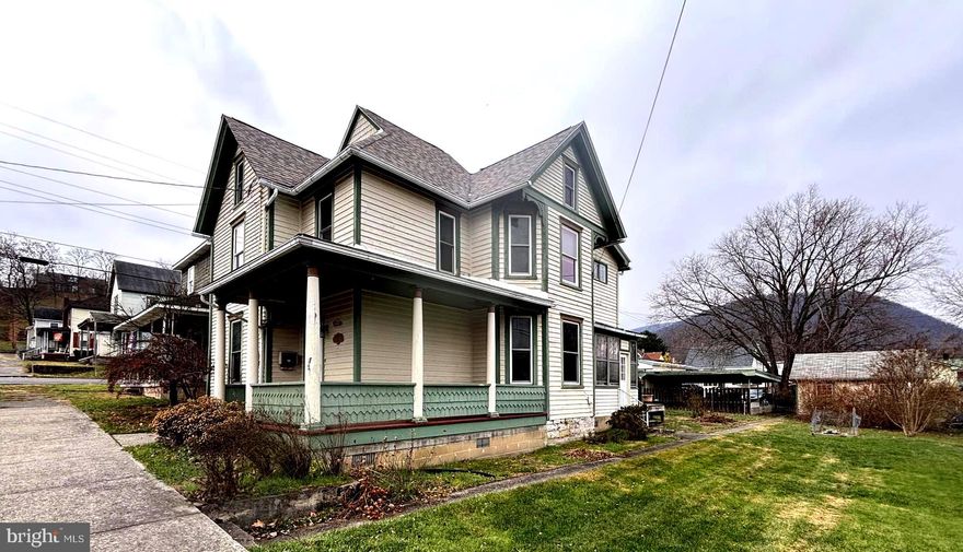 Experience the charm of this home, blending historic charm with modern amenities. Conveniently located on Keyser’s West End, this adorable residence boasts original architectural details, high ceilings, and original woodwork throughout, offering a unique opportunity to own a piece of history.
Key Features:
•