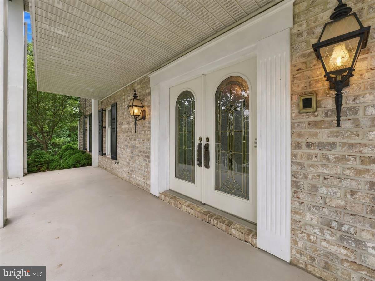 586 CRESTWOOD DRIVE