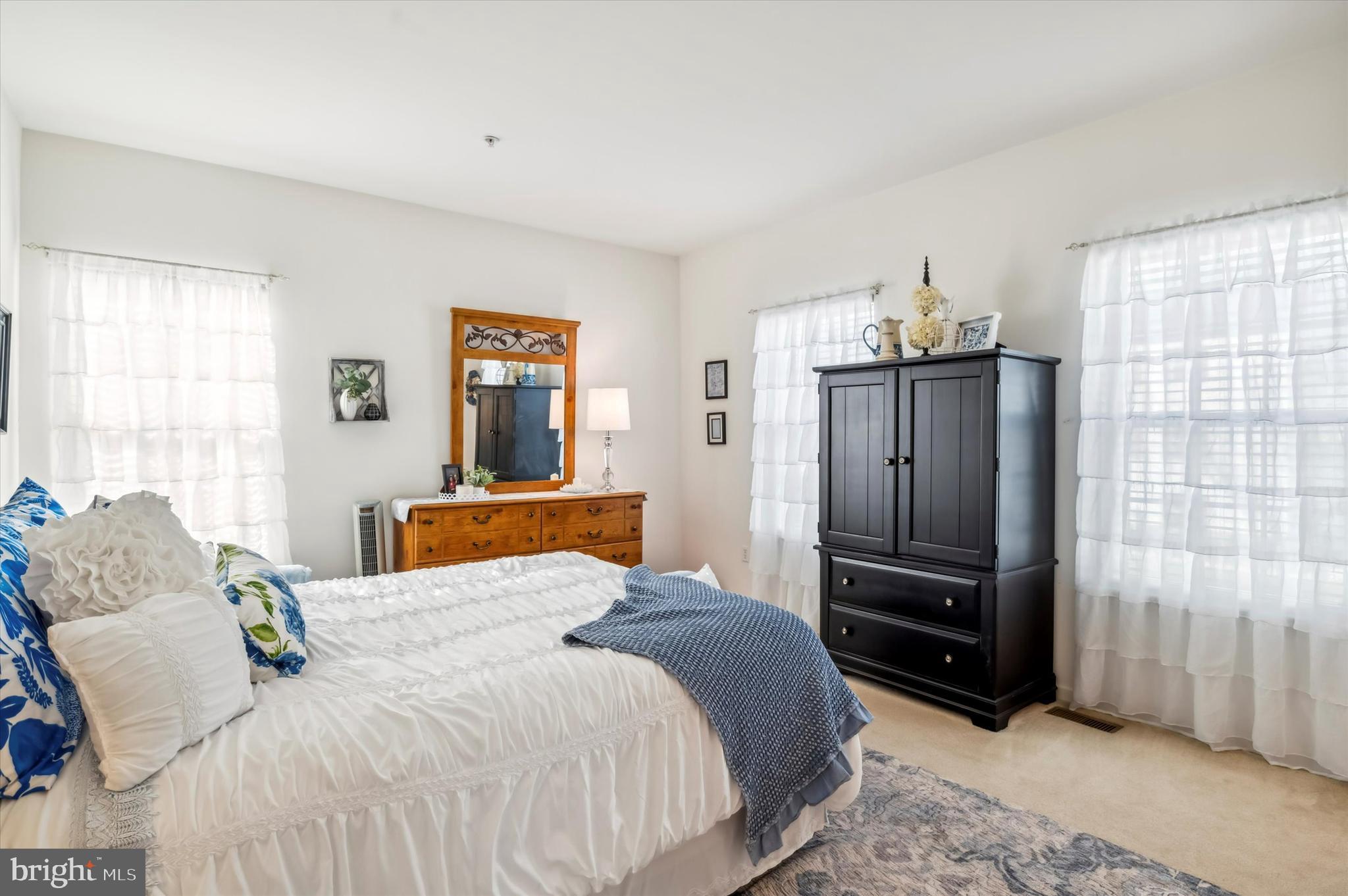 ROUND HILL - Residential