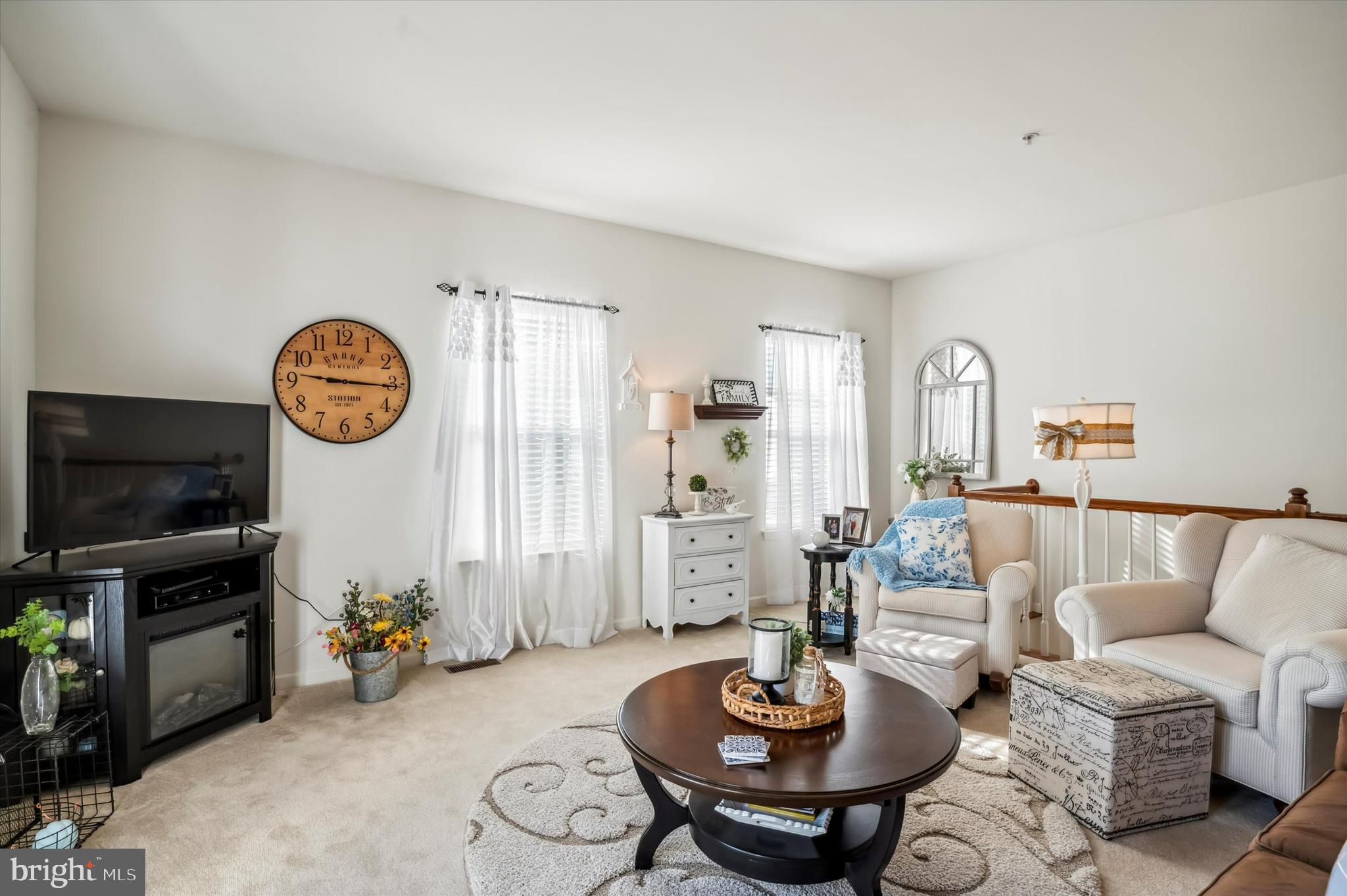 ROUND HILL - Residential