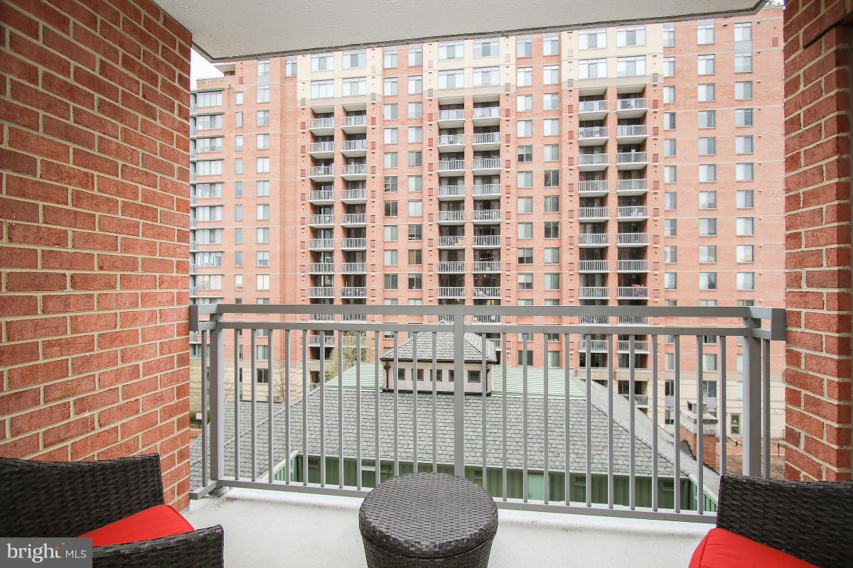 GALLERY AT WHITE FLINT - Residential