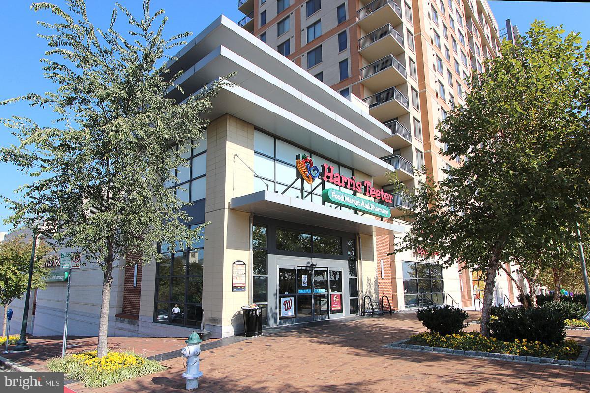 GALLERY AT WHITE FLINT - Residential