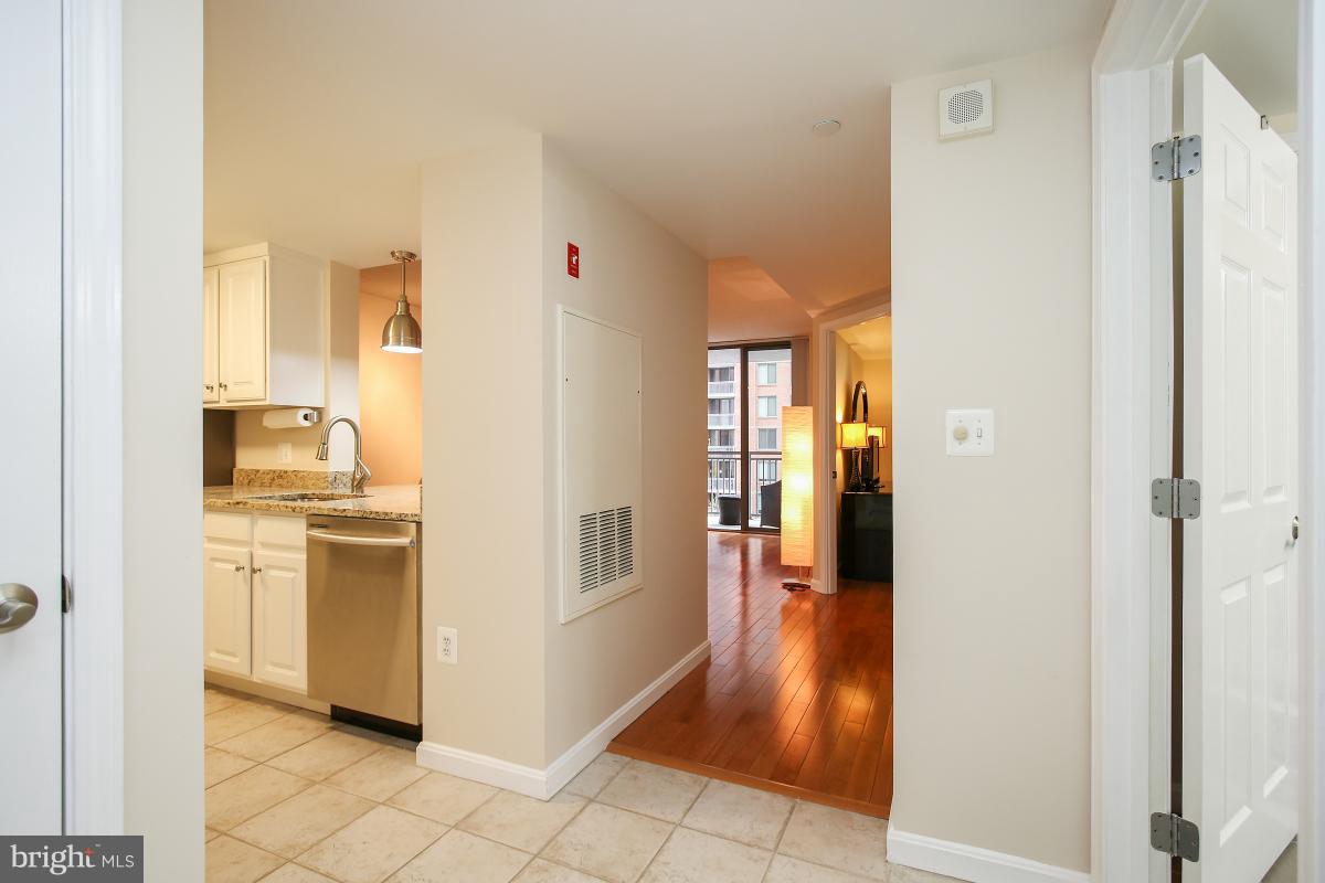 GALLERY AT WHITE FLINT - Residential