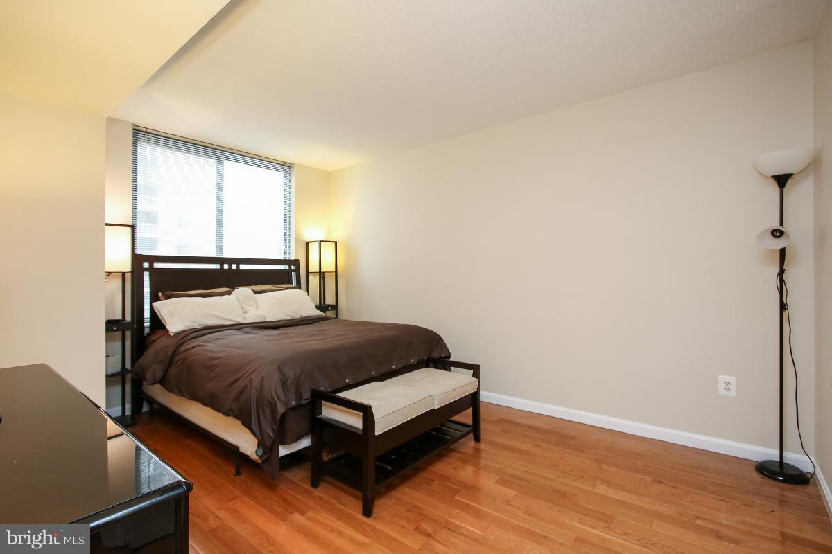 GALLERY AT WHITE FLINT - Residential