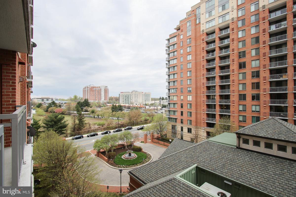 GALLERY AT WHITE FLINT - Residential