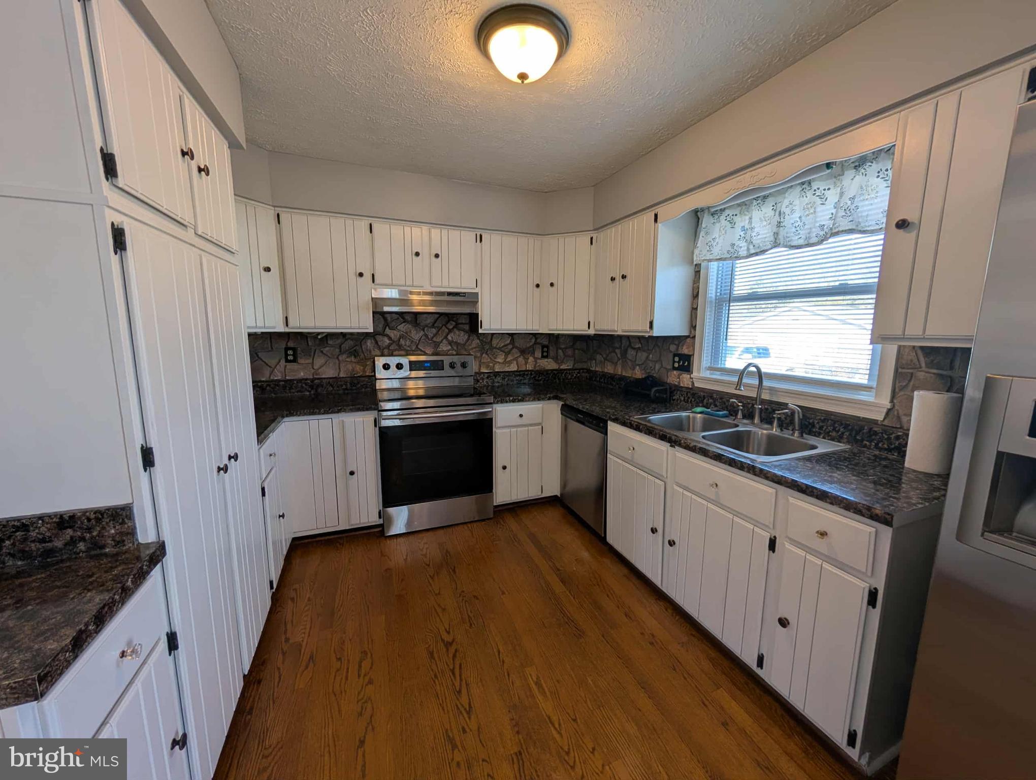 MEADOWBROOKE - Residential Lease