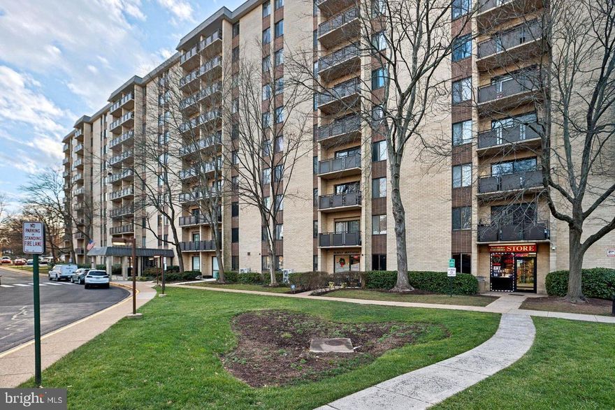 Stylish Studio with Stunning Views & Incredible Value!
Experience the perfect blend of comfort and convenience in this beautiful 8th-floor studio with breathtaking views! This home offers exceptional value at this price, featuring resort-style amenities such as a sparkling pool, relaxing sauna, tennis courts, picnic area, and a spacious party room. Ideally located in a prime area surrounded by shopping, dining, and easy access to public transportation. Don’t miss this fantastic opportunity to own a stylish home in a vibrant and well-connected community!