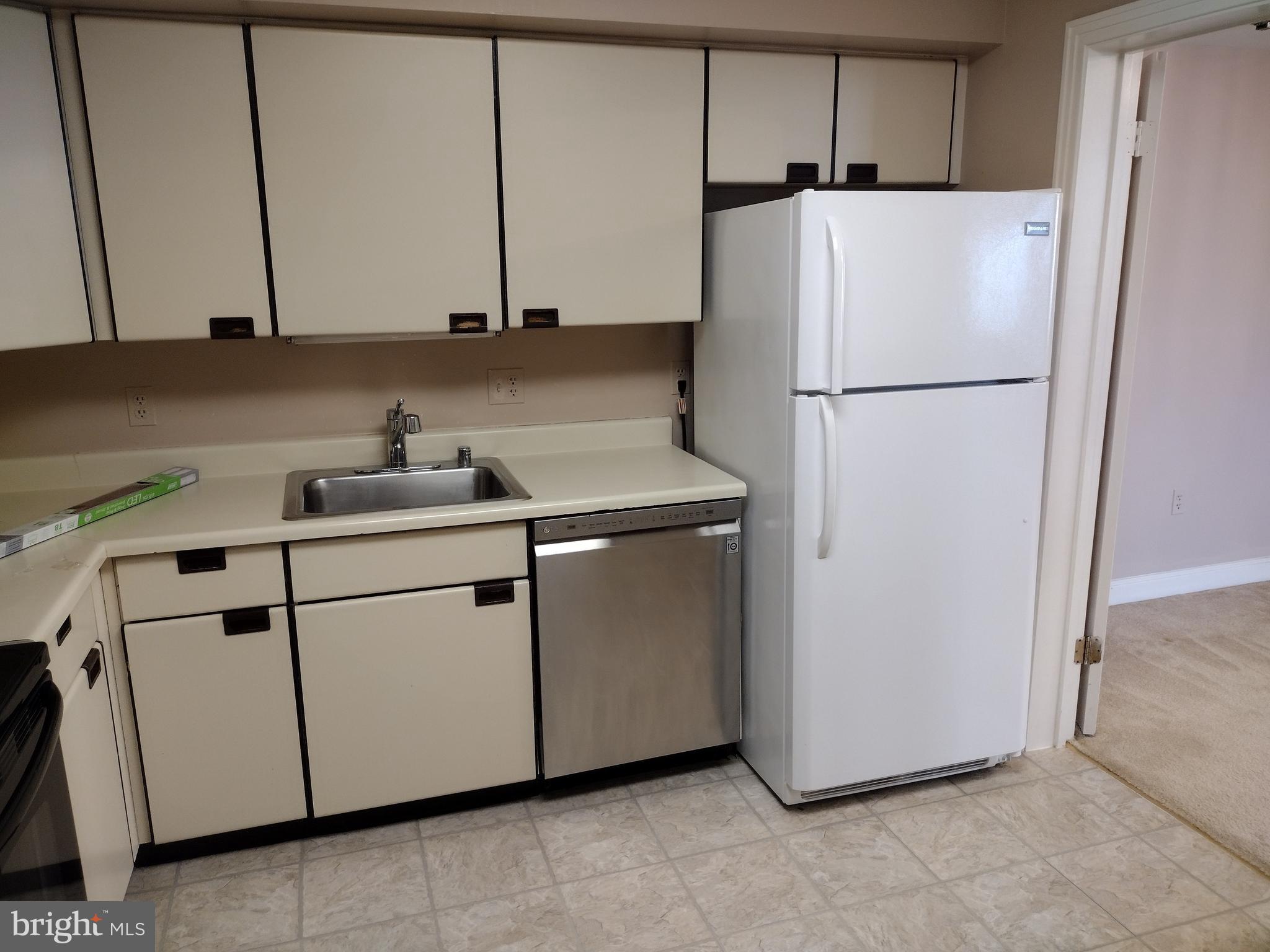 THE CARLETON OF CHEVY CHASE - Residential Lease