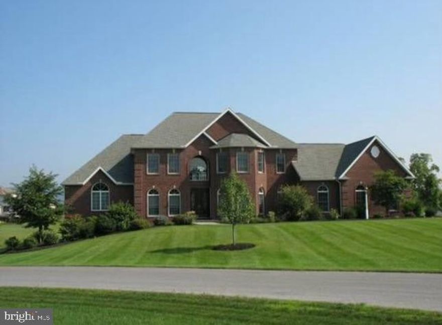 Stunning 5 bedroom, 4.5 bath home in Hillside Farms!
