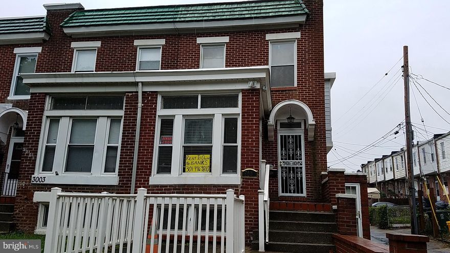 This property has a lot of space. There is a separate apartment on the lower level with 1 bedroom. Convenient to many things, including public transport and shops. The property does need some TLC, but is a must-see. There is a bright sun room, and hardwood floors.