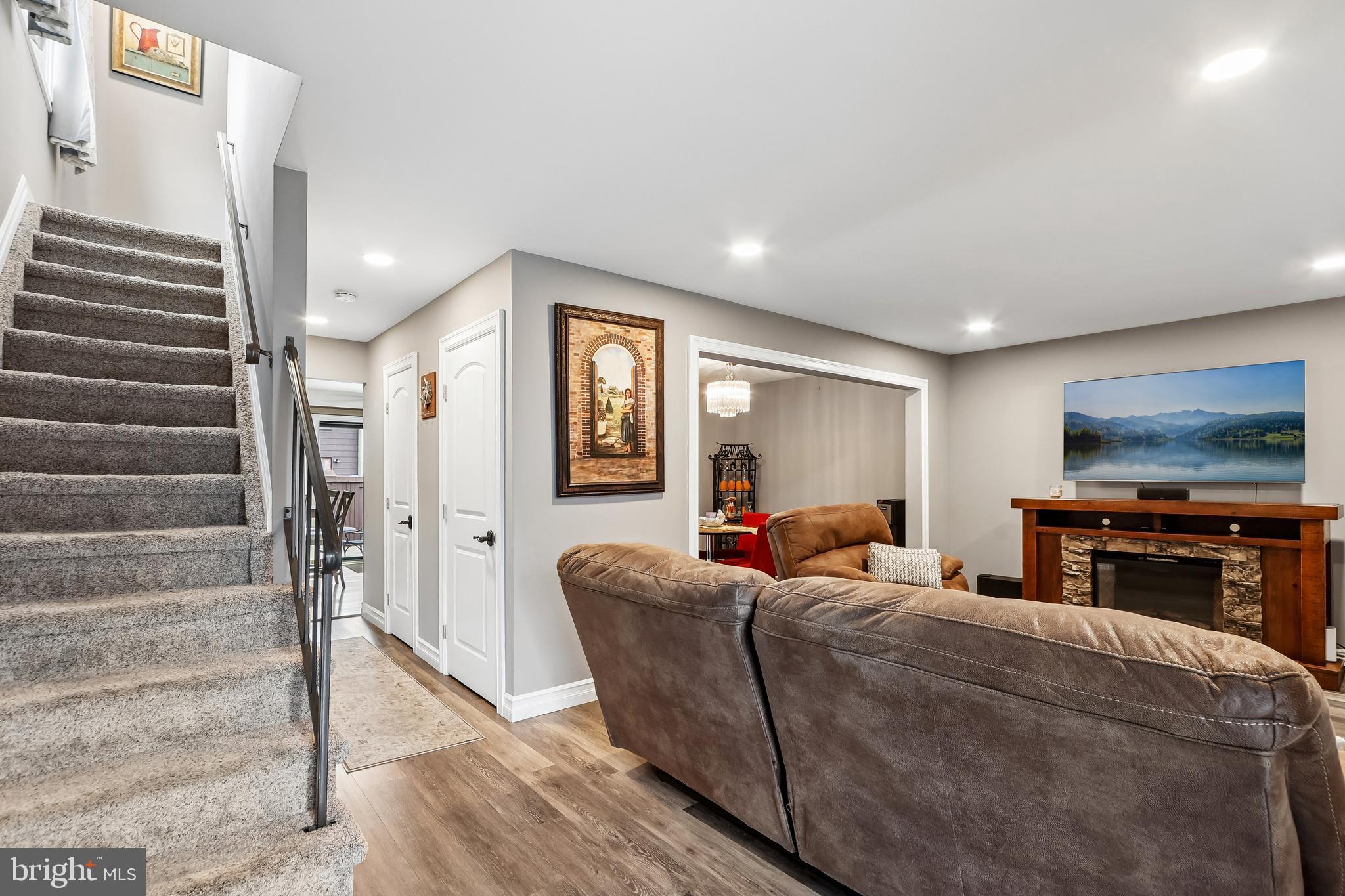 885 JAMESTOWN