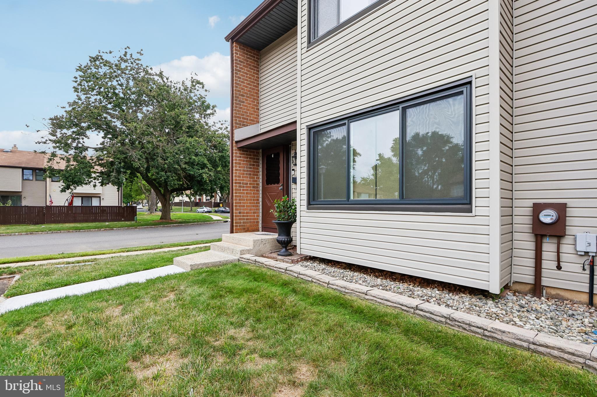 885 JAMESTOWN