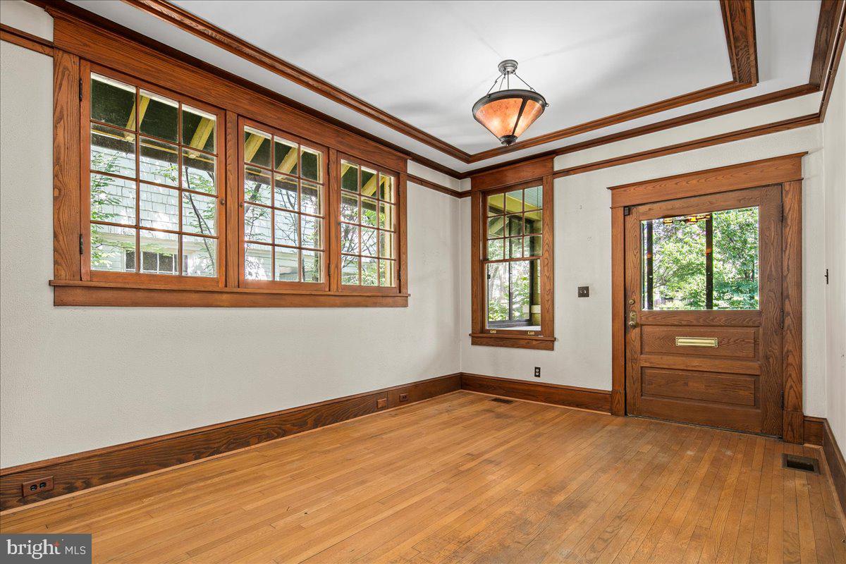 14 W ROSEMONT AVENUE