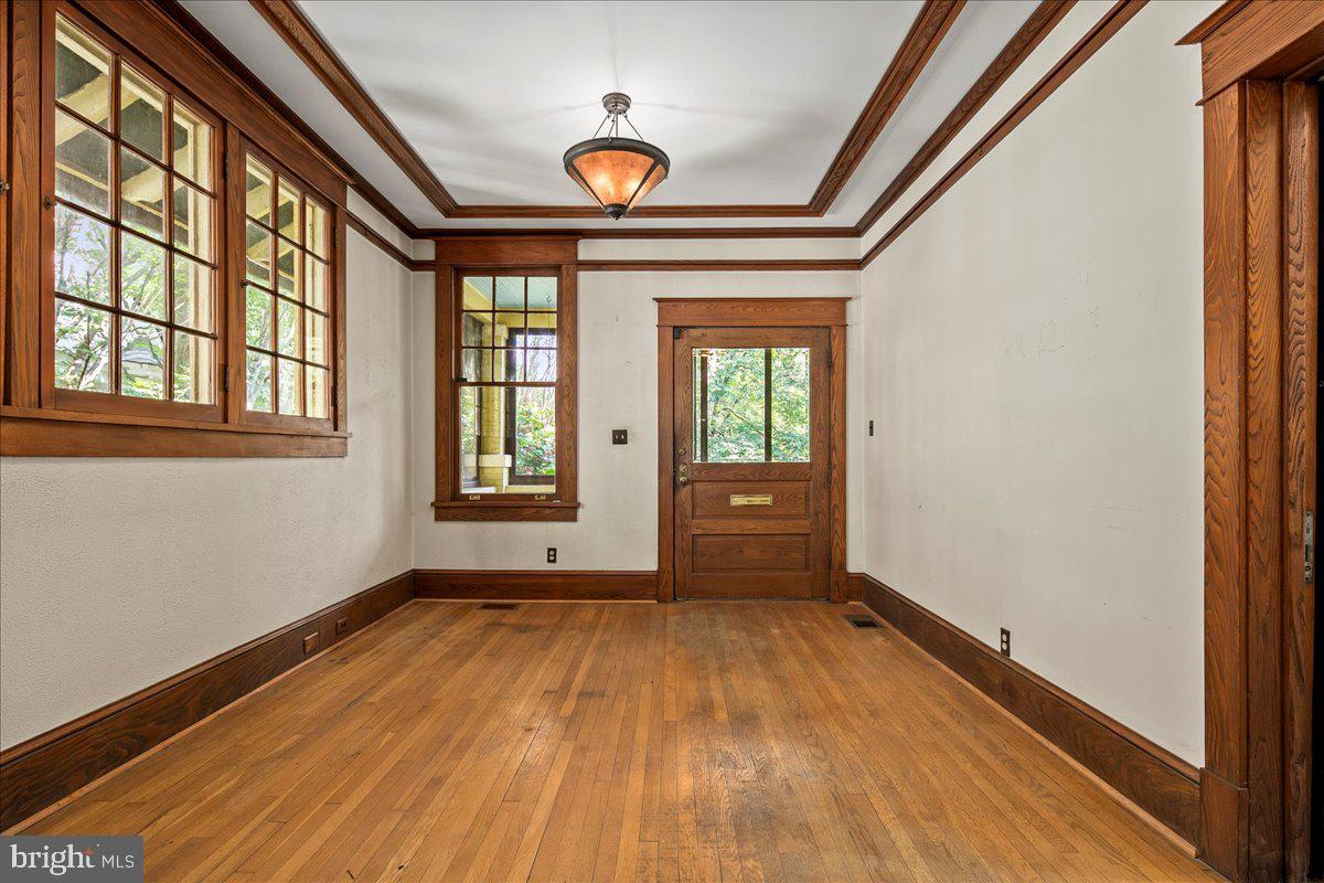 14 W ROSEMONT AVENUE