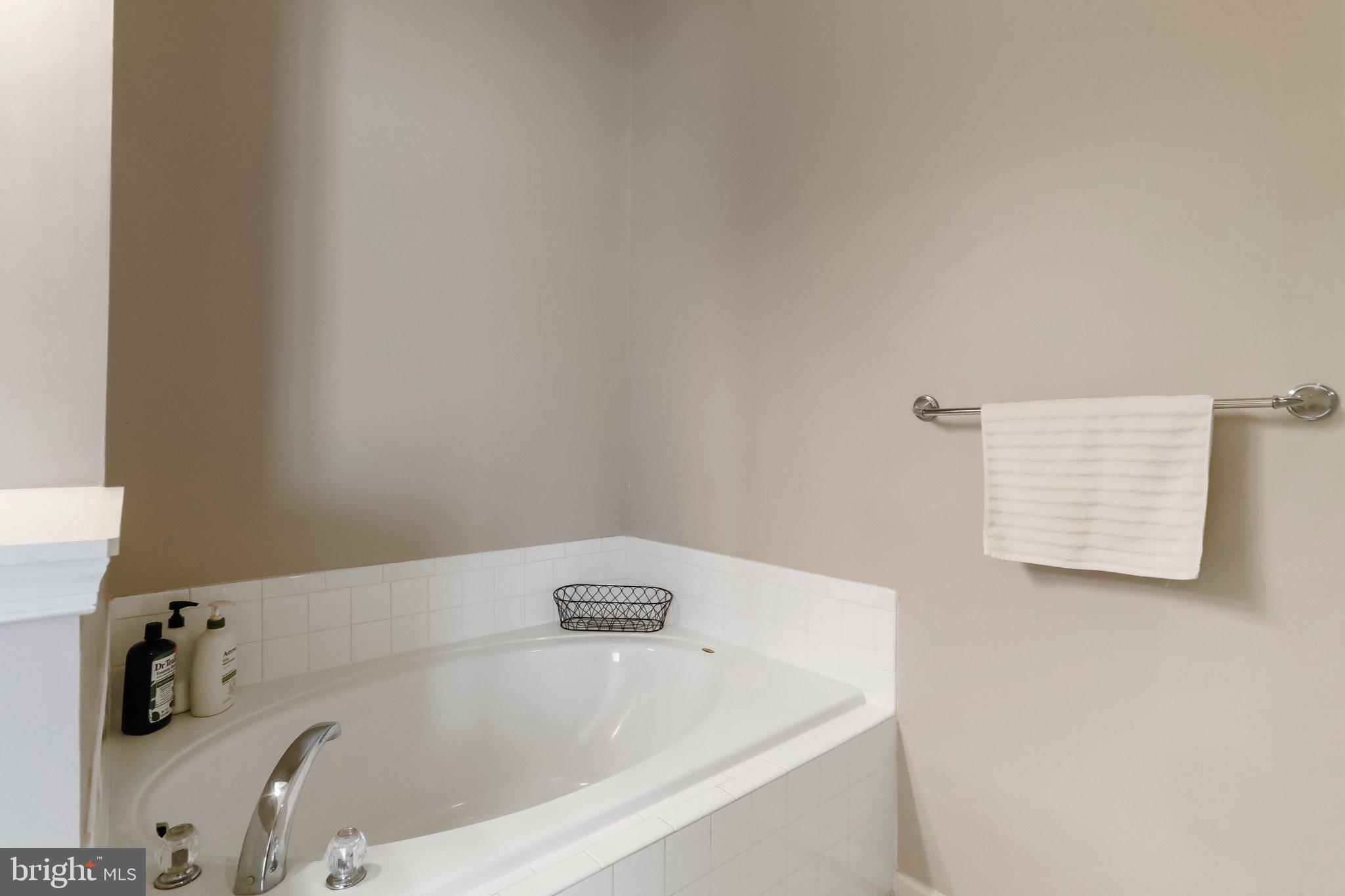 LAKELAND PLACE - Residential Lease