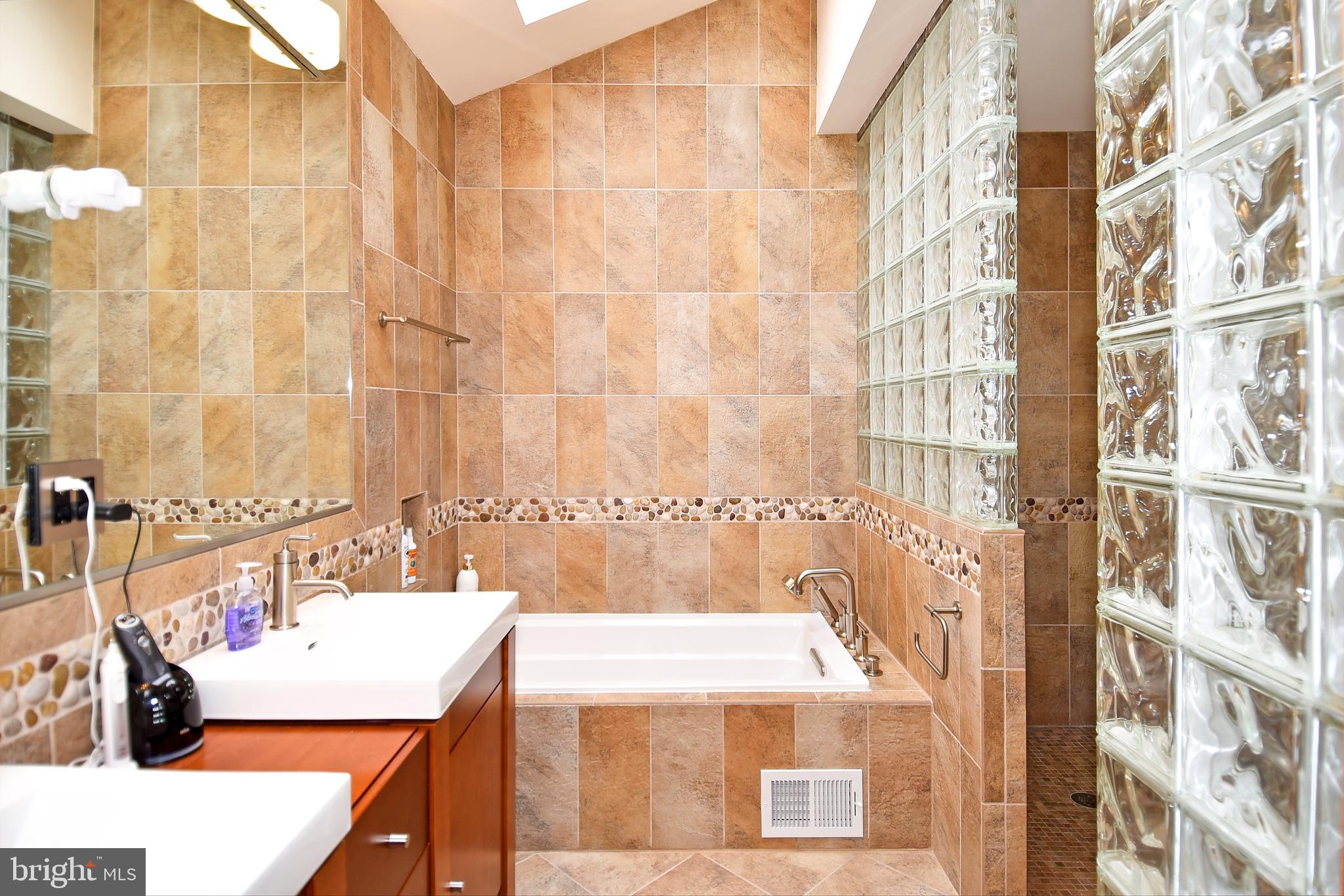 GOLF CLUB MANOR - Residential