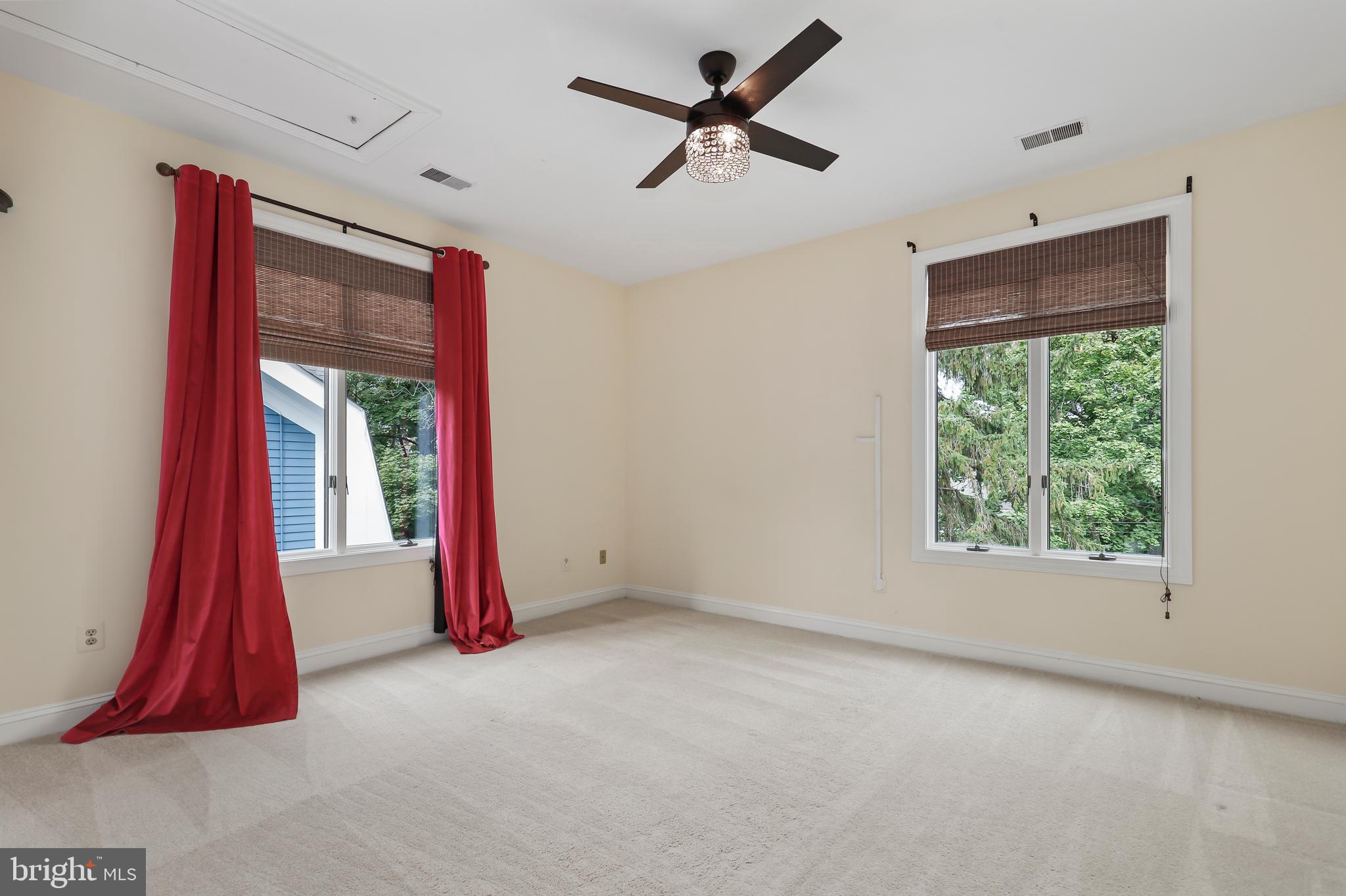 COUNTRY CLUB MANOR - Residential