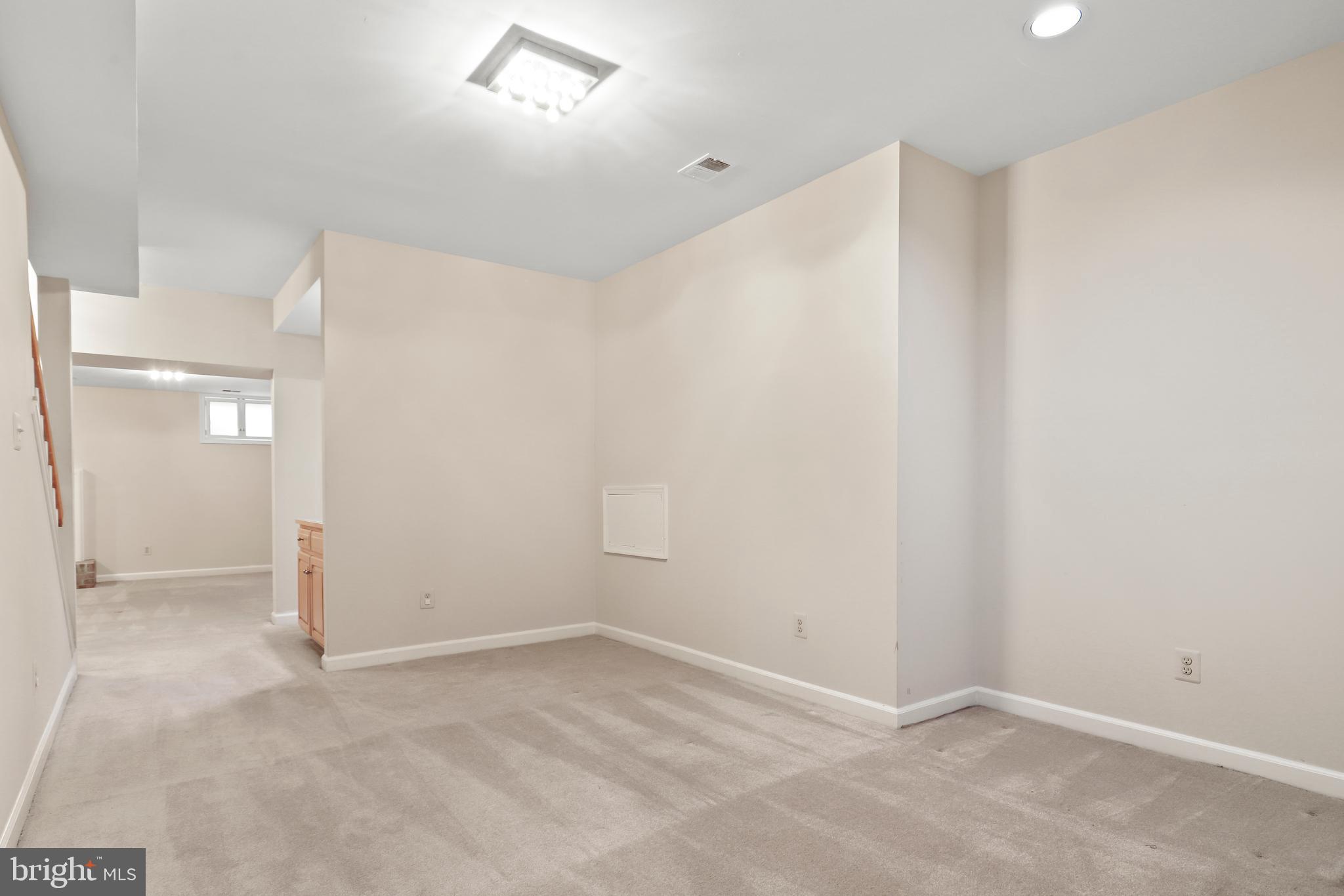 COUNTRY CLUB MANOR - Residential