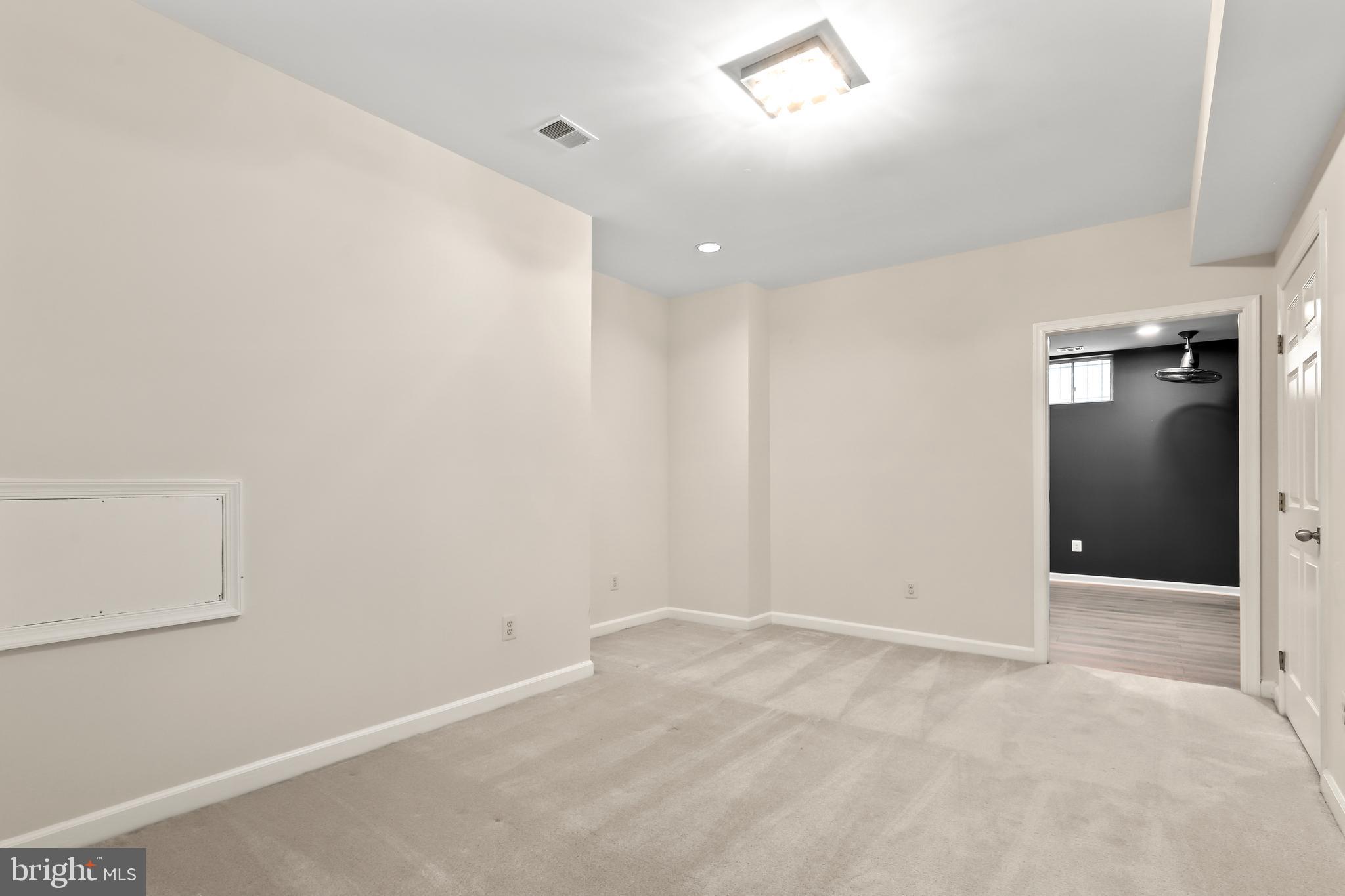 COUNTRY CLUB MANOR - Residential