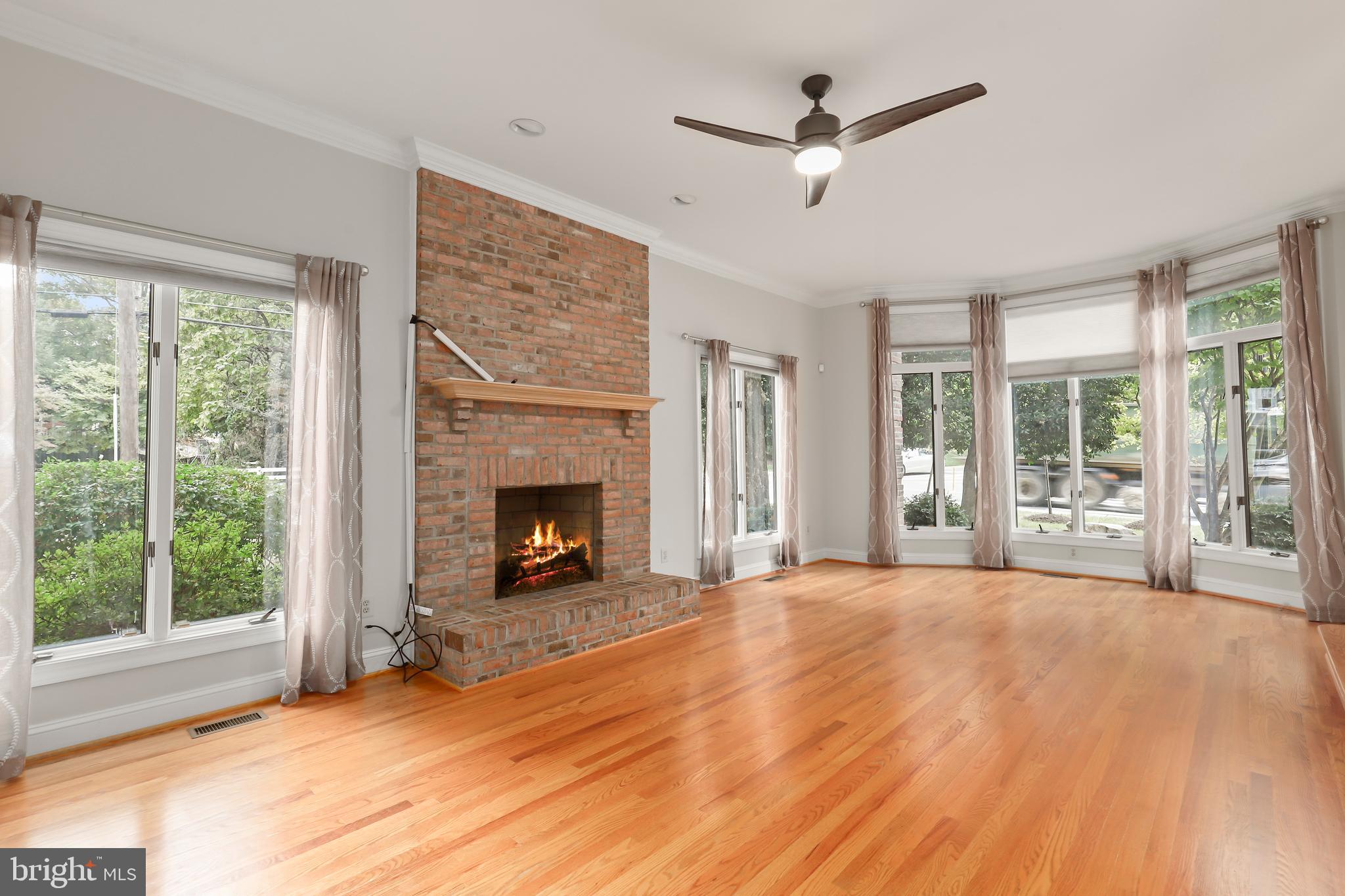 COUNTRY CLUB MANOR - Residential