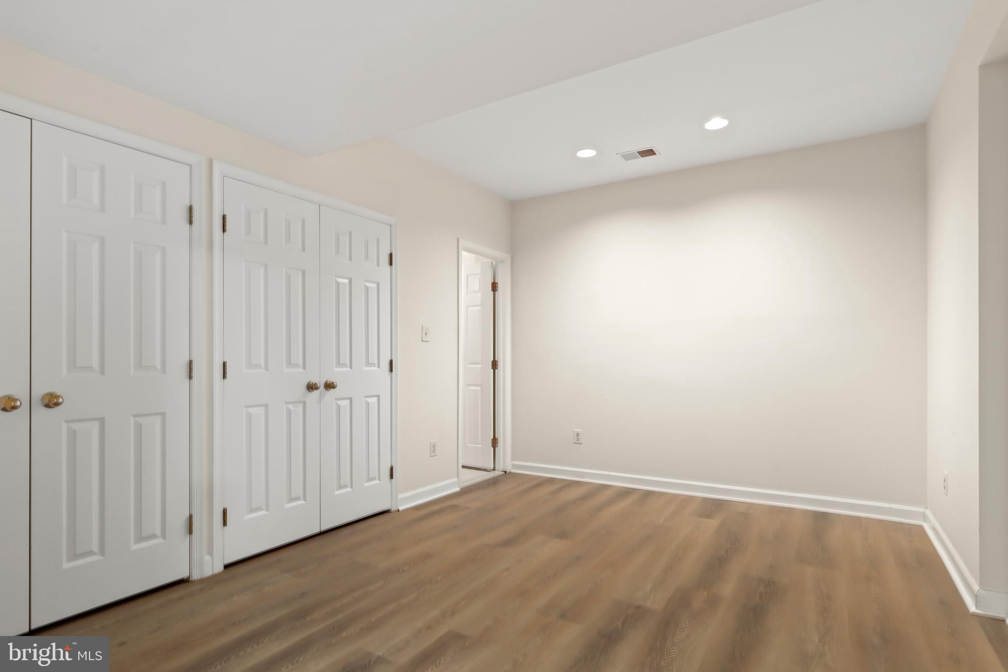 COUNTRY CLUB MANOR - Residential